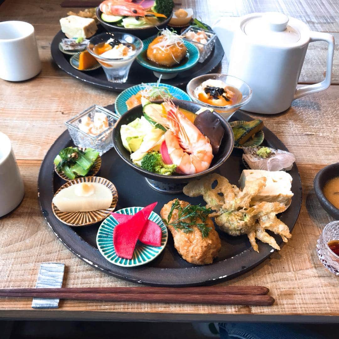 haruさんのインスタグラム写真 - (haruInstagram)「2019 05 06 月曜日  GW最終日 昨日は何処も道路が激込みで 動かず…だったけど 今日はスムーズで ランチ食べに #umi鎌倉  さんへ 秦野のBio食堂 姉妹店 * #極楽寺駅 近くのオーガニック和食 一つ一つ丁寧なお料理 夫もわぁ🌟美味い連発😋 モチモチの玄米ごはん 美味しかったぁ♡  また行きたいお店増え嬉しい♪  明日から現実 頑張りましょう♡ * * #umi鎌倉open#鎌倉#オーガニック野菜 #無添加食品 #極楽寺#一軒家レストラン#ランチ#オーガニック和食#鎌倉ランチ#和食ごはん #こだわり食材 #古民家風 #鎌倉ランチ#鎌倉散策  #lunch#lunchtime #kamakura #japan #japanesefood #yummy #umikamakura」5月6日 16時32分 - shoco132102