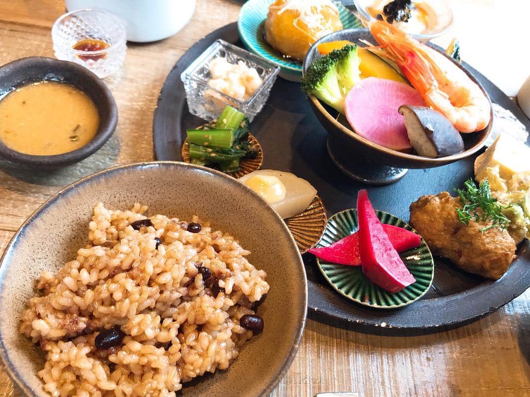 haruさんのインスタグラム写真 - (haruInstagram)「2019 05 06 月曜日  GW最終日 昨日は何処も道路が激込みで 動かず…だったけど 今日はスムーズで ランチ食べに #umi鎌倉  さんへ 秦野のBio食堂 姉妹店 * #極楽寺駅 近くのオーガニック和食 一つ一つ丁寧なお料理 夫もわぁ🌟美味い連発😋 モチモチの玄米ごはん 美味しかったぁ♡  また行きたいお店増え嬉しい♪  明日から現実 頑張りましょう♡ * * #umi鎌倉open#鎌倉#オーガニック野菜 #無添加食品 #極楽寺#一軒家レストラン#ランチ#オーガニック和食#鎌倉ランチ#和食ごはん #こだわり食材 #古民家風 #鎌倉ランチ#鎌倉散策  #lunch#lunchtime #kamakura #japan #japanesefood #yummy #umikamakura」5月6日 16時32分 - shoco132102