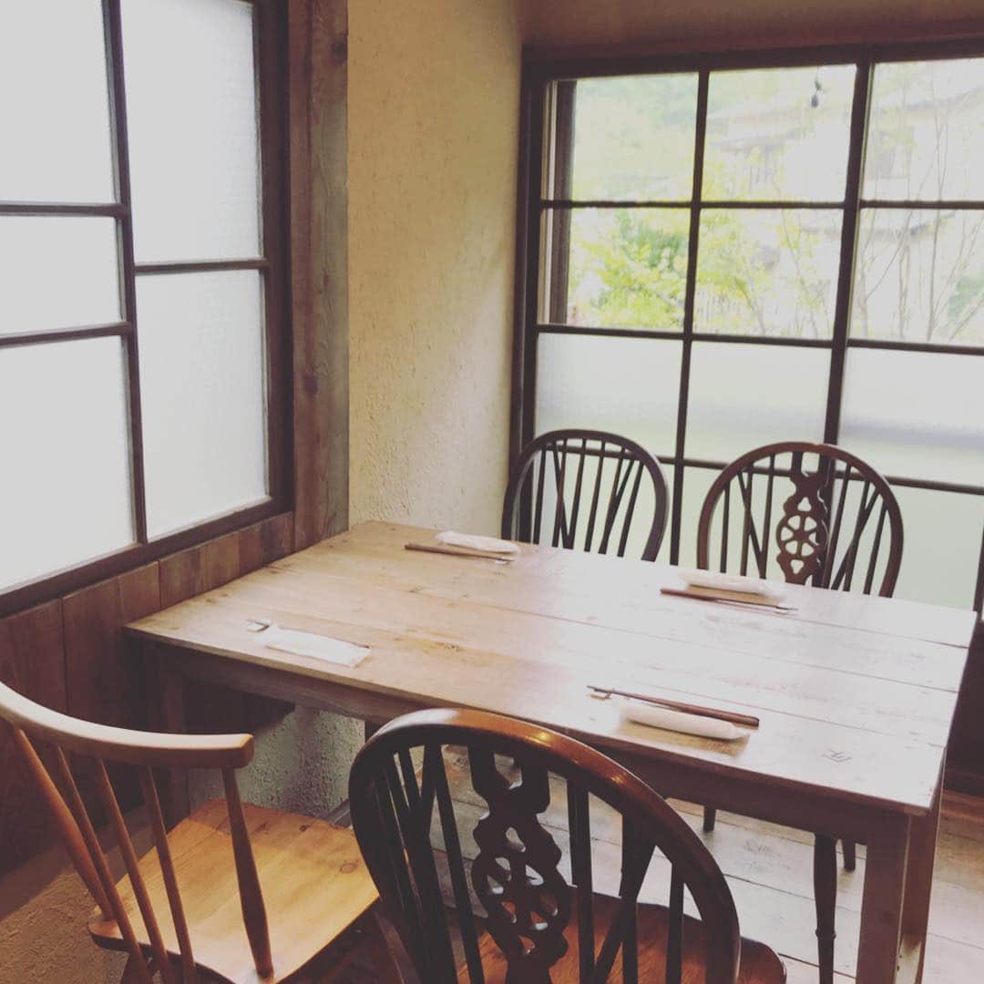 haruさんのインスタグラム写真 - (haruInstagram)「2019 05 06 月曜日  GW最終日 昨日は何処も道路が激込みで 動かず…だったけど 今日はスムーズで ランチ食べに #umi鎌倉  さんへ 秦野のBio食堂 姉妹店 * #極楽寺駅 近くのオーガニック和食 一つ一つ丁寧なお料理 夫もわぁ🌟美味い連発😋 モチモチの玄米ごはん 美味しかったぁ♡  また行きたいお店増え嬉しい♪  明日から現実 頑張りましょう♡ * * #umi鎌倉open#鎌倉#オーガニック野菜 #無添加食品 #極楽寺#一軒家レストラン#ランチ#オーガニック和食#鎌倉ランチ#和食ごはん #こだわり食材 #古民家風 #鎌倉ランチ#鎌倉散策  #lunch#lunchtime #kamakura #japan #japanesefood #yummy #umikamakura」5月6日 16時32分 - shoco132102