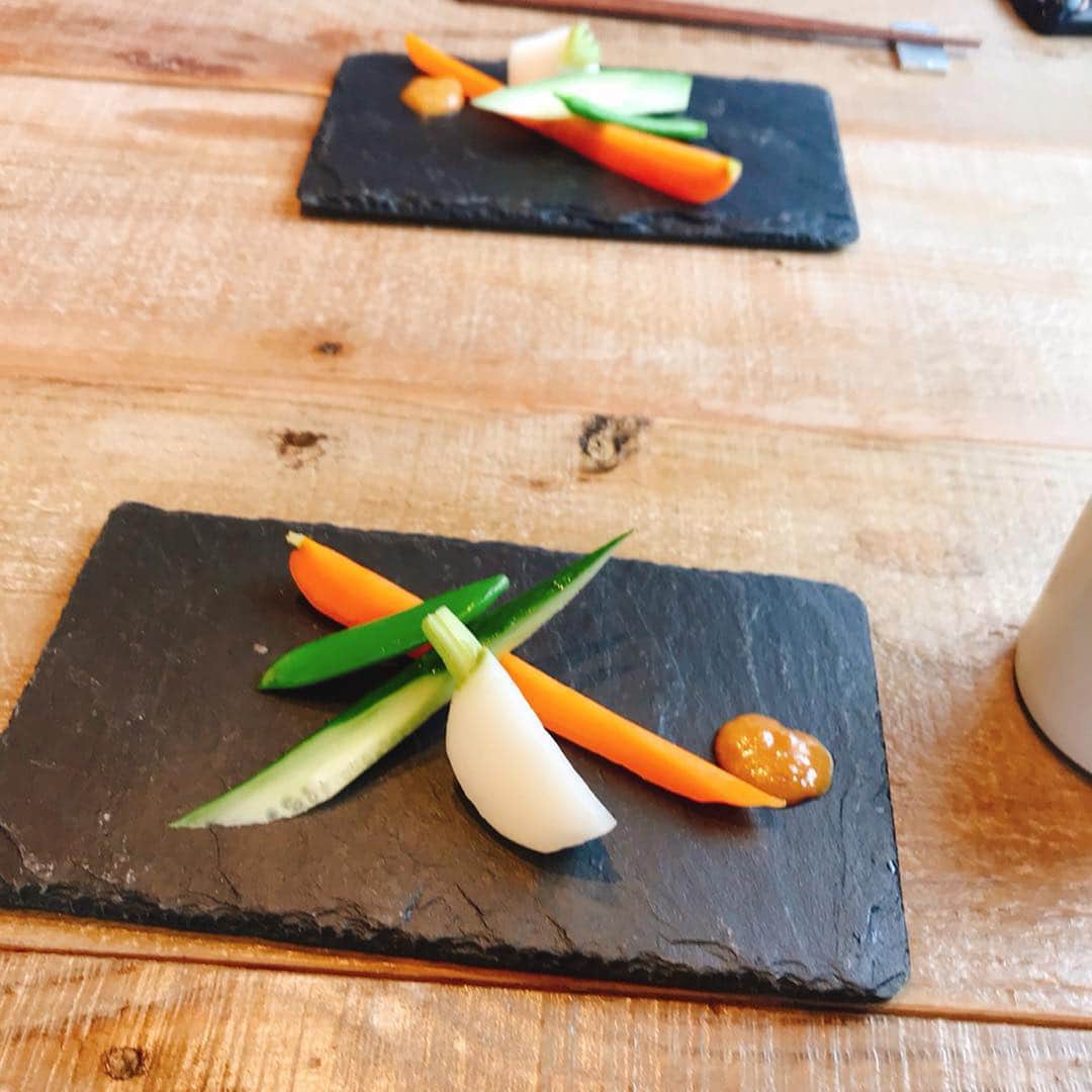 haruさんのインスタグラム写真 - (haruInstagram)「2019 05 06 月曜日  GW最終日 昨日は何処も道路が激込みで 動かず…だったけど 今日はスムーズで ランチ食べに #umi鎌倉  さんへ 秦野のBio食堂 姉妹店 * #極楽寺駅 近くのオーガニック和食 一つ一つ丁寧なお料理 夫もわぁ🌟美味い連発😋 モチモチの玄米ごはん 美味しかったぁ♡  また行きたいお店増え嬉しい♪  明日から現実 頑張りましょう♡ * * #umi鎌倉open#鎌倉#オーガニック野菜 #無添加食品 #極楽寺#一軒家レストラン#ランチ#オーガニック和食#鎌倉ランチ#和食ごはん #こだわり食材 #古民家風 #鎌倉ランチ#鎌倉散策  #lunch#lunchtime #kamakura #japan #japanesefood #yummy #umikamakura」5月6日 16時32分 - shoco132102