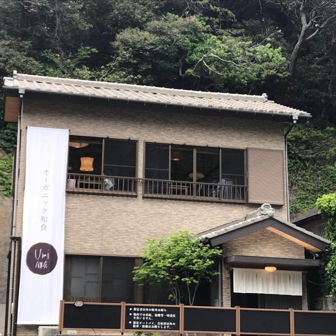 haruさんのインスタグラム写真 - (haruInstagram)「2019 05 06 月曜日  GW最終日 昨日は何処も道路が激込みで 動かず…だったけど 今日はスムーズで ランチ食べに #umi鎌倉  さんへ 秦野のBio食堂 姉妹店 * #極楽寺駅 近くのオーガニック和食 一つ一つ丁寧なお料理 夫もわぁ🌟美味い連発😋 モチモチの玄米ごはん 美味しかったぁ♡  また行きたいお店増え嬉しい♪  明日から現実 頑張りましょう♡ * * #umi鎌倉open#鎌倉#オーガニック野菜 #無添加食品 #極楽寺#一軒家レストラン#ランチ#オーガニック和食#鎌倉ランチ#和食ごはん #こだわり食材 #古民家風 #鎌倉ランチ#鎌倉散策  #lunch#lunchtime #kamakura #japan #japanesefood #yummy #umikamakura」5月6日 16時32分 - shoco132102
