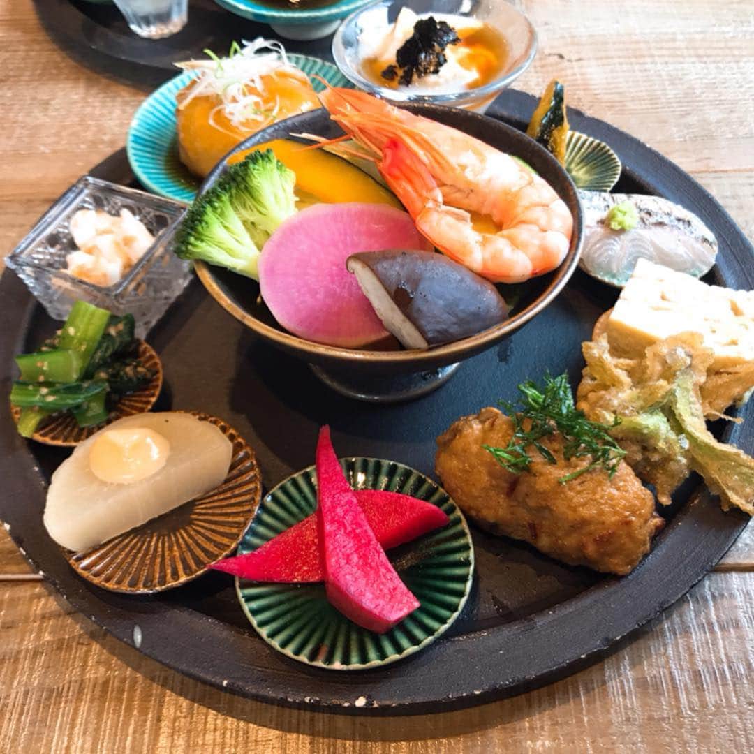 haruさんのインスタグラム写真 - (haruInstagram)「2019 05 06 月曜日  GW最終日 昨日は何処も道路が激込みで 動かず…だったけど 今日はスムーズで ランチ食べに #umi鎌倉  さんへ 秦野のBio食堂 姉妹店 * #極楽寺駅 近くのオーガニック和食 一つ一つ丁寧なお料理 夫もわぁ🌟美味い連発😋 モチモチの玄米ごはん 美味しかったぁ♡  また行きたいお店増え嬉しい♪  明日から現実 頑張りましょう♡ * * #umi鎌倉open#鎌倉#オーガニック野菜 #無添加食品 #極楽寺#一軒家レストラン#ランチ#オーガニック和食#鎌倉ランチ#和食ごはん #こだわり食材 #古民家風 #鎌倉ランチ#鎌倉散策  #lunch#lunchtime #kamakura #japan #japanesefood #yummy #umikamakura」5月6日 16時32分 - shoco132102