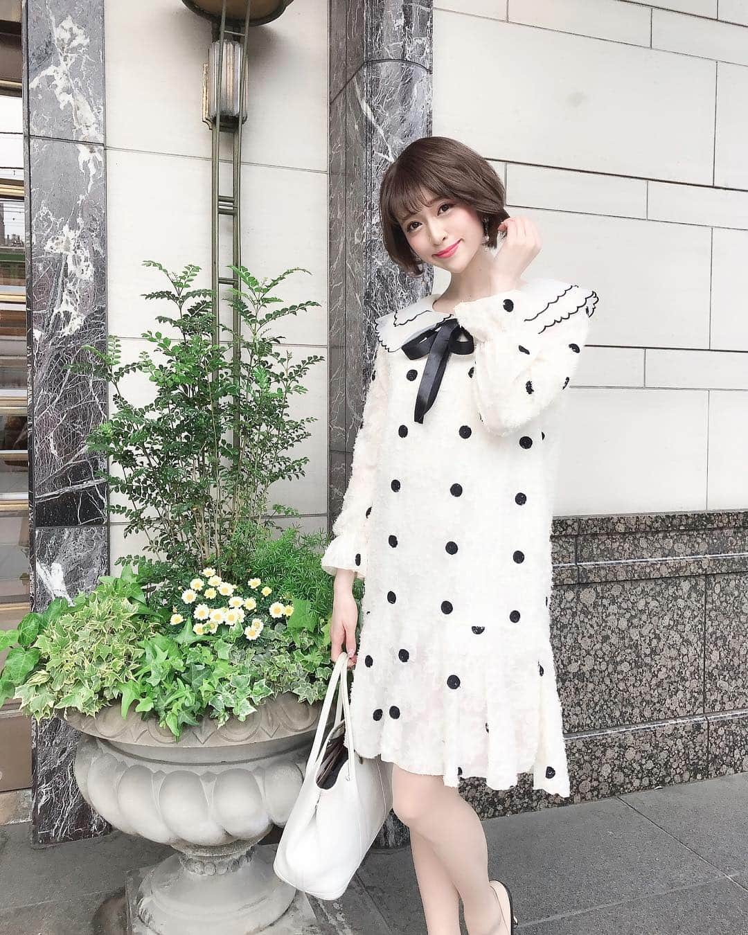 新部宏美さんのインスタグラム写真 - (新部宏美Instagram)「#ootd * #ワンピース #dahi #バッグ #HERMES #ヒール #miumiu * ホテルランチだった日 ふりふりワンピース💕ホワイトブームです🐑💭💭💭 * * * #fashion#onepiece#ginza#コーデ#ホワイトコーデ#ワンピースコーデ#ダヒ#エルメス#ミュウミュウ#韓国ファッション#仙台#4時間15分」5月6日 16時33分 - piromin_1202