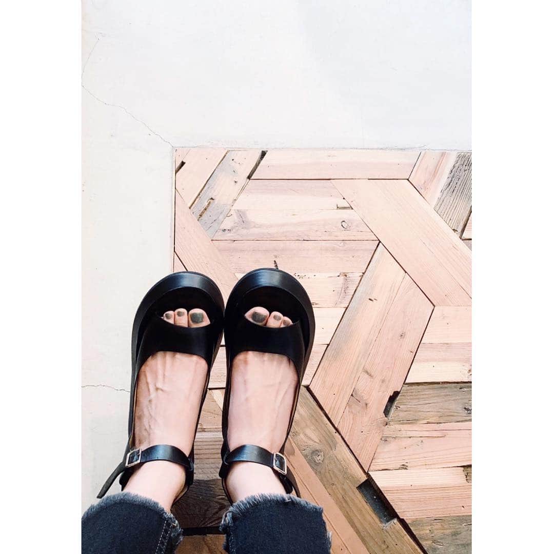 佐川理佳さんのインスタグラム写真 - (佐川理佳Instagram)「履くのを楽しみにしてたサンダルやっと下ろした♥︎フラットだから歩きやすい🦓 nailはTHREE」5月6日 16時44分 - rikasagawa