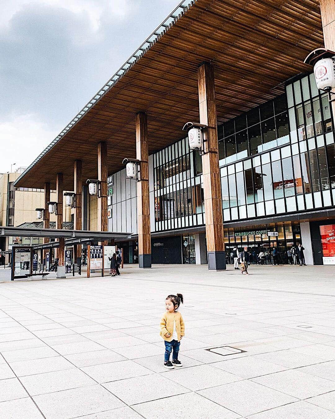 ?長野県 観光 公式インスタグラム さんのインスタグラム写真 - (?長野県 観光 公式インスタグラム Instagram)「//﻿ Photo by @hikarimurakami﻿ ﻿ Nagano Station—Gateway to Northern Nagano﻿ ﻿ Nagano Station was renovated in 2015 in accordance with the extension of the Hokuriku Shinkansen line to Kanazawa.﻿ ﻿ The new façade, adorned with a large eave supported by 12 wooden pillars, reflects Nagano’s tradition and history and is known fondly as the “Monzen Kairou.”﻿ ﻿ Nagano Station welcomes all of those who come to Northern Nagano to visit places such as Zenkoji Temple and Shiga Kogen.﻿ ﻿ ============﻿ ﻿ 北信濃の玄関口﻿ 「長野駅」﻿ ＠長野市﻿ ﻿ 2015年の北陸新幹線金沢延伸に伴い﻿ 装いも新たにリニューアルされた長野駅🚅﻿ ﻿ 「大きなひさし」と「12本の列柱」の姿は﻿ 長野の歴史と伝統が表現され﻿ 「門前回廊」という愛称で親しまれています🍃﻿ ﻿ 今日も善光寺や志賀高原など北信濃の玄関口として﻿ 長野に来られた皆さんをお迎えしますよ✨﻿ ﻿ ＿＿＿＿＿＿＿＿＿ ﻿ ﻿ ⛰インスタアワード作品募集中⛰﻿ 応募期間4/25～6/16﻿ 詳しくはプロフィールのリンクからご覧ください﻿ ﻿ @nagano_japan をフォローして﻿ 応募期間(4/25～6/16)内に ﻿ 長野県内で撮った写真には﻿ #長野のいいところ﻿ 花フェスタ会場で撮った写真には﻿ #信州花フェスタ2019﻿ を付けて投稿するだけ✨﻿ ﻿ ＿＿＿＿＿＿＿＿＿﻿ ﻿ Location /  Nagano City, Nagano, Japan ﻿ ﻿ #長野のいいところ #長野駅 #長野市」5月6日 16時57分 - nagano_japan