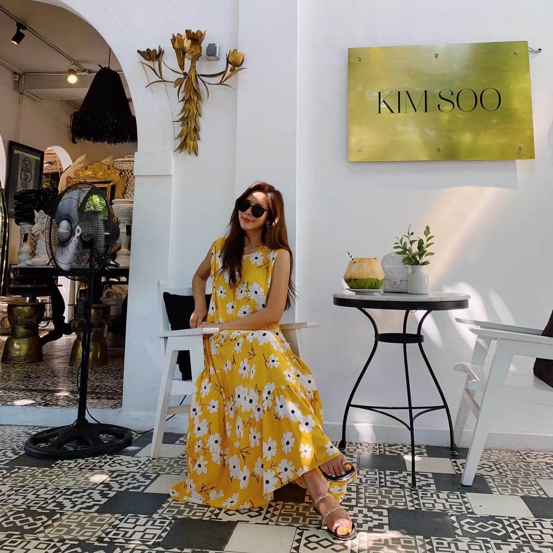 キム・ジュニさんのインスタグラム写真 - (キム・ジュニInstagram)「꽁꽁 숨겨뒀는데 이제서야 스포 두둔! 이제부턴 진짜진짜 주니가 입고 싶은것만 만들기로 했어요 롱롱한 휴양지 원피스는 저를 떠올리는 친구들이 하나같이 입을모아 딱너꺼다! 라고 말할만큼 세상에서 젤 좋아하는 옷을 하나 고르라면!  전 롱한 휴양지룩 원피스를 고를꺼에오 아마🤭 이번바캉스 시즌을 위해  23가지의 디자인을 준비하고 있어요💛 진짜 주니가 좋아하는 옷을 만들께요! 앞으로 하나하나 조금씩 스포 할께요! 드디어 시작! 떨려요🤭💛 #에바주니내의새로운브랜드  #abuve #어버브 #100%#자체제작 #노랑노랑맥시원피스」5月6日 16時51分 - evajunie