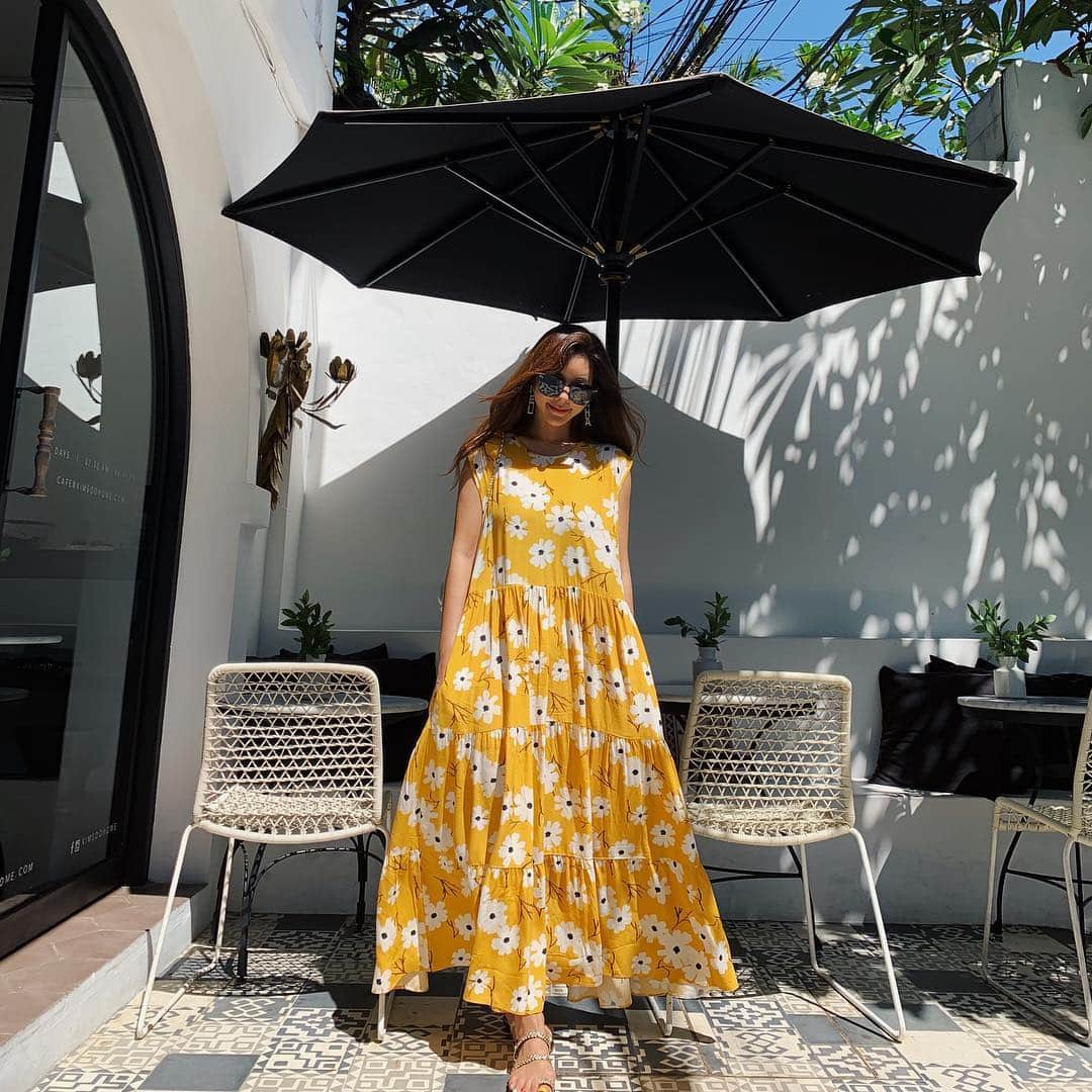 キム・ジュニさんのインスタグラム写真 - (キム・ジュニInstagram)「꽁꽁 숨겨뒀는데 이제서야 스포 두둔! 이제부턴 진짜진짜 주니가 입고 싶은것만 만들기로 했어요 롱롱한 휴양지 원피스는 저를 떠올리는 친구들이 하나같이 입을모아 딱너꺼다! 라고 말할만큼 세상에서 젤 좋아하는 옷을 하나 고르라면!  전 롱한 휴양지룩 원피스를 고를꺼에오 아마🤭 이번바캉스 시즌을 위해  23가지의 디자인을 준비하고 있어요💛 진짜 주니가 좋아하는 옷을 만들께요! 앞으로 하나하나 조금씩 스포 할께요! 드디어 시작! 떨려요🤭💛 #에바주니내의새로운브랜드  #abuve #어버브 #100%#자체제작 #노랑노랑맥시원피스」5月6日 16時51分 - evajunie