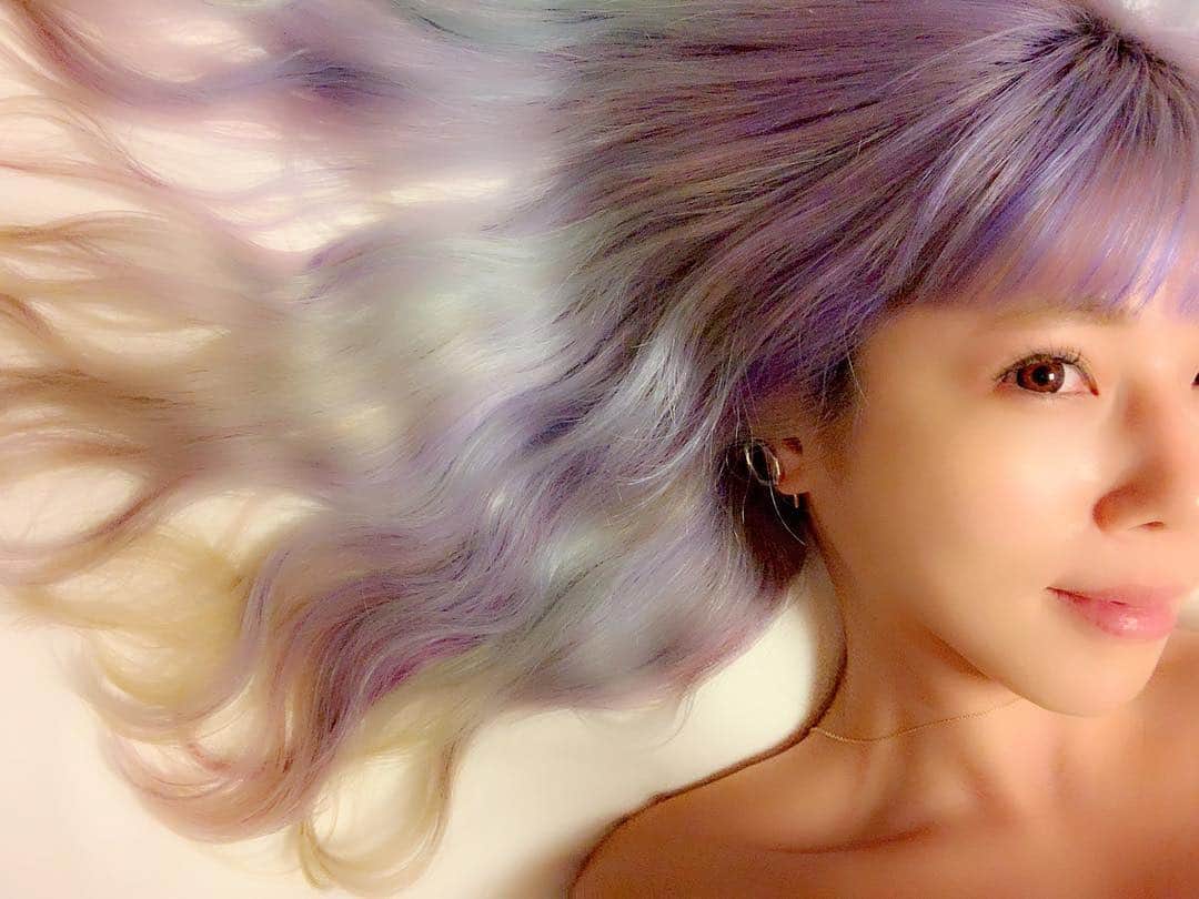 住谷杏奈さんのインスタグラム写真 - (住谷杏奈Instagram)「･ ペース早めですが😂 GWあけるまえに、 newヘアカラーしてきましたぁ💁 プールや海で色が落ちてしまったので🥺 ･ いつもは縦のラインで入っているユニコーンカラーですが今回は初の試みで横のラインで3色入れてもらいました🦄💓 ･ 上から紫→水色→黄色です💜💙💛 ･ @miyachinoriyoshi ありがとうこざいました☺️ ･ ･ ･ #社会への反発ヘア#shachu#haircolor#hairsalon#color #shibuya#newhaircolor#美容院#blondehair  #ハイトーン#ハイトーンカラー#デザインカラー #hairstyle#selfie#me#wavehair#ブリーチ #colortreatment#ユニコーン#ユニコーンカラー#bluehair#🦄#turquoiseblue#purplehair」5月6日 16時52分 - annasumitani