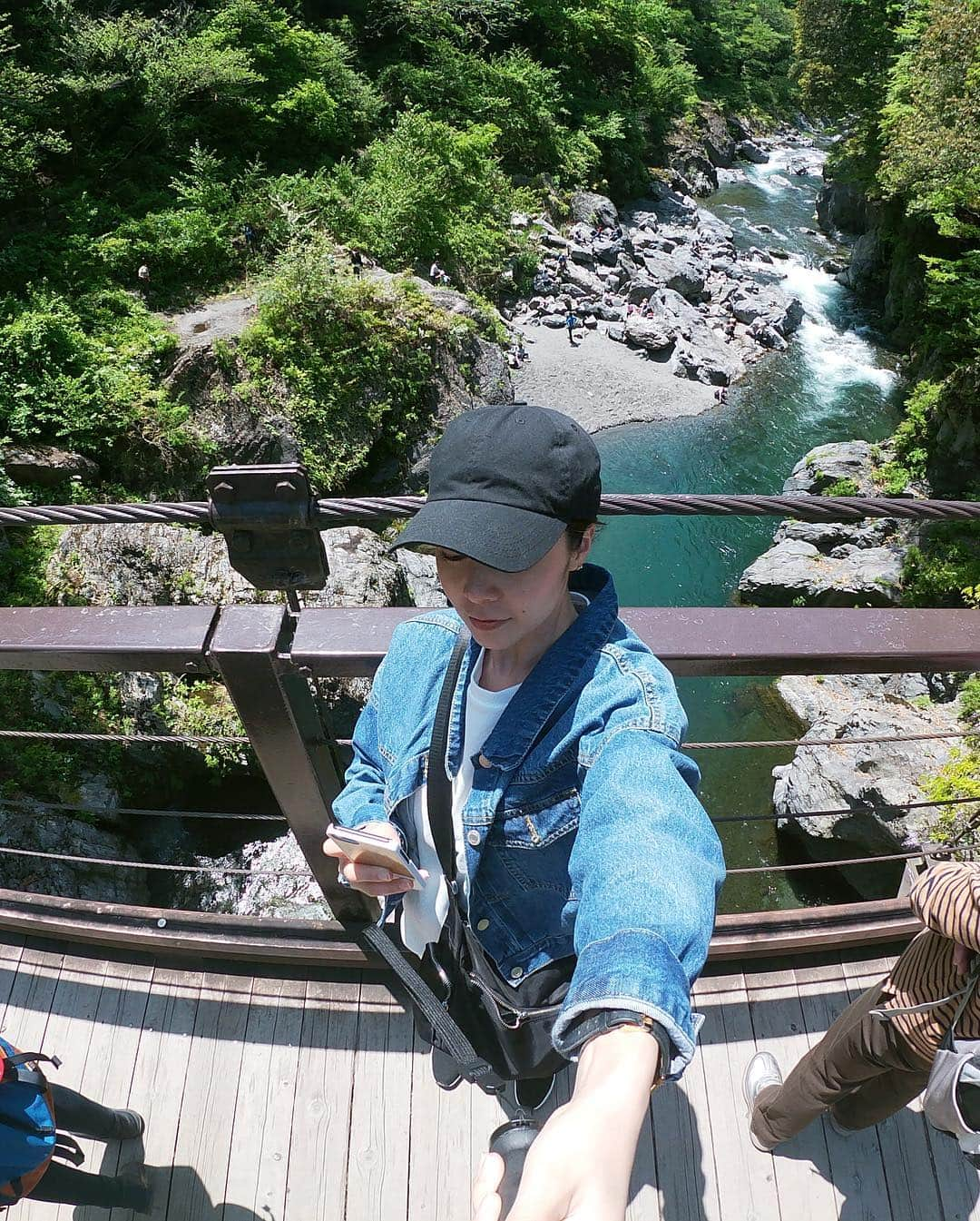 日下裕江さんのインスタグラム写真 - (日下裕江Instagram)「鳩ノ巣小橋  吊り橋大好き💓  吊り橋渡りたくて渡りたくてうずうずしてたから、 見えた瞬間テンション上げ↑↑↑ ちょっと揺れるのがまたたまらなく楽しくて大興奮✨  綺麗な景色を眺めながら ここでランチしたいくらい好き❣️ 高い所が好き♪  #高所マニア #高所好き #鳩ノ巣小橋 #吊り橋 #吊橋 #鳩ノ巣渓谷 #ハイキング」5月6日 16時54分 - hiroe___h