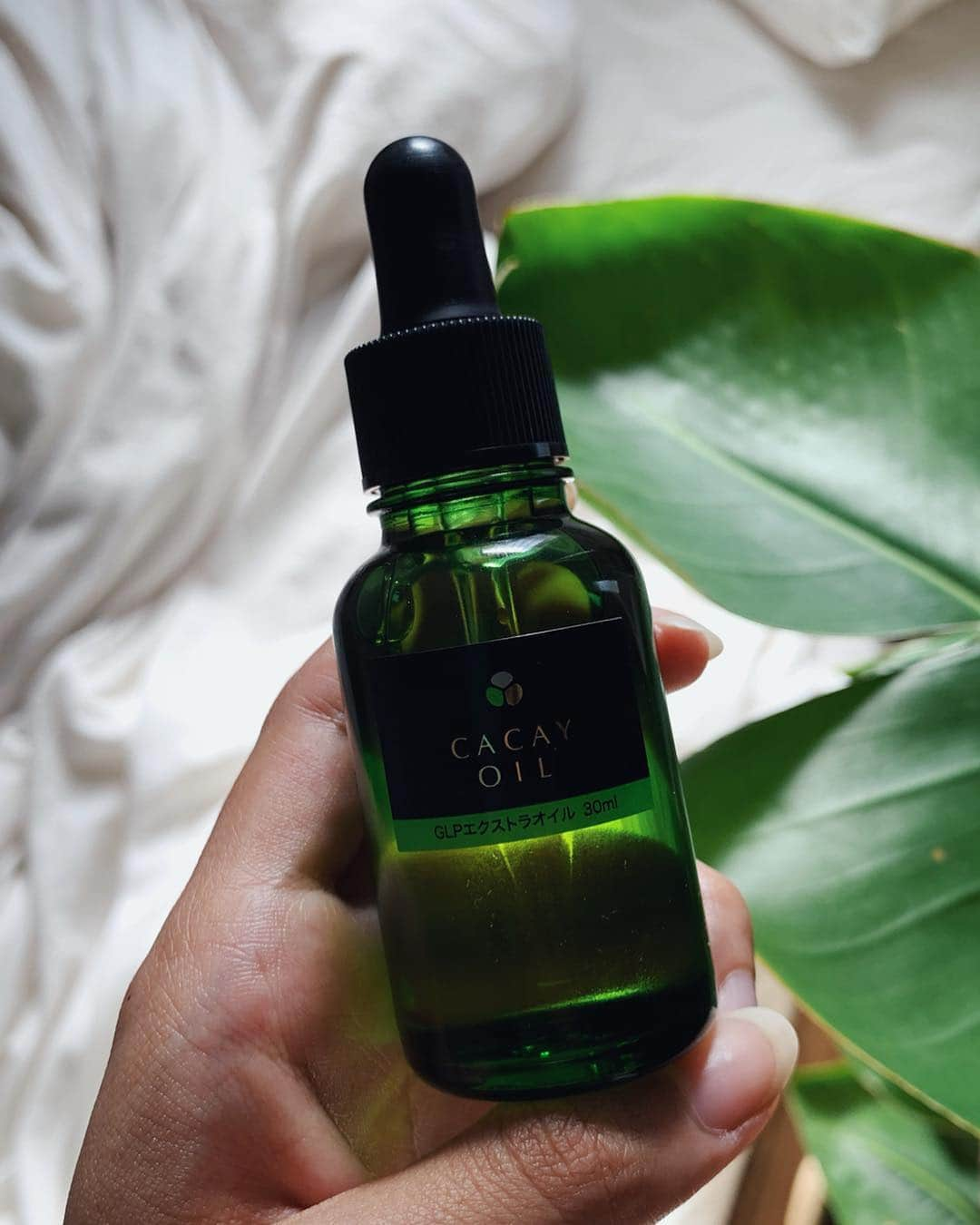 大橋リナさんのインスタグラム写真 - (大橋リナInstagram)「My new fave Cacay oil🌞  オイル大好きすぎて、 いつもどんなオイルが 良いか模索中💭 そして最近はダントツで カカイナッツオイルが1番。 @goodlifeplanning  本当にエイジングケアに最適で💆🏻‍♀️ こっくりしたテクスチャーで 弾力のある、ふっくらした肌になる！  オイルは洗顔後、 顔全体に２～３滴馴染ませて すぐに化粧水を重ねて ブースター変わりにいつも使ってる。」5月6日 16時55分 - linaohashi