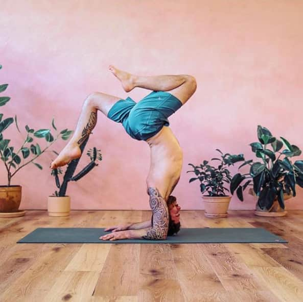 マンドゥカ 日本公式アカウントさんのインスタグラム写真 - (マンドゥカ 日本公式アカウントInstagram)「. . Let’s do some yoga. . #manduka #manduka_japan #GW #yoga #yogamat #prolite #blackmat #ヨガ #ヨガマット #プロマット #プロライト #グリップ力 #PVC #ヨガインストラクター #男ヨガ #メンズヨガ #ヨガ男子」5月6日 16時55分 - manduka_japan