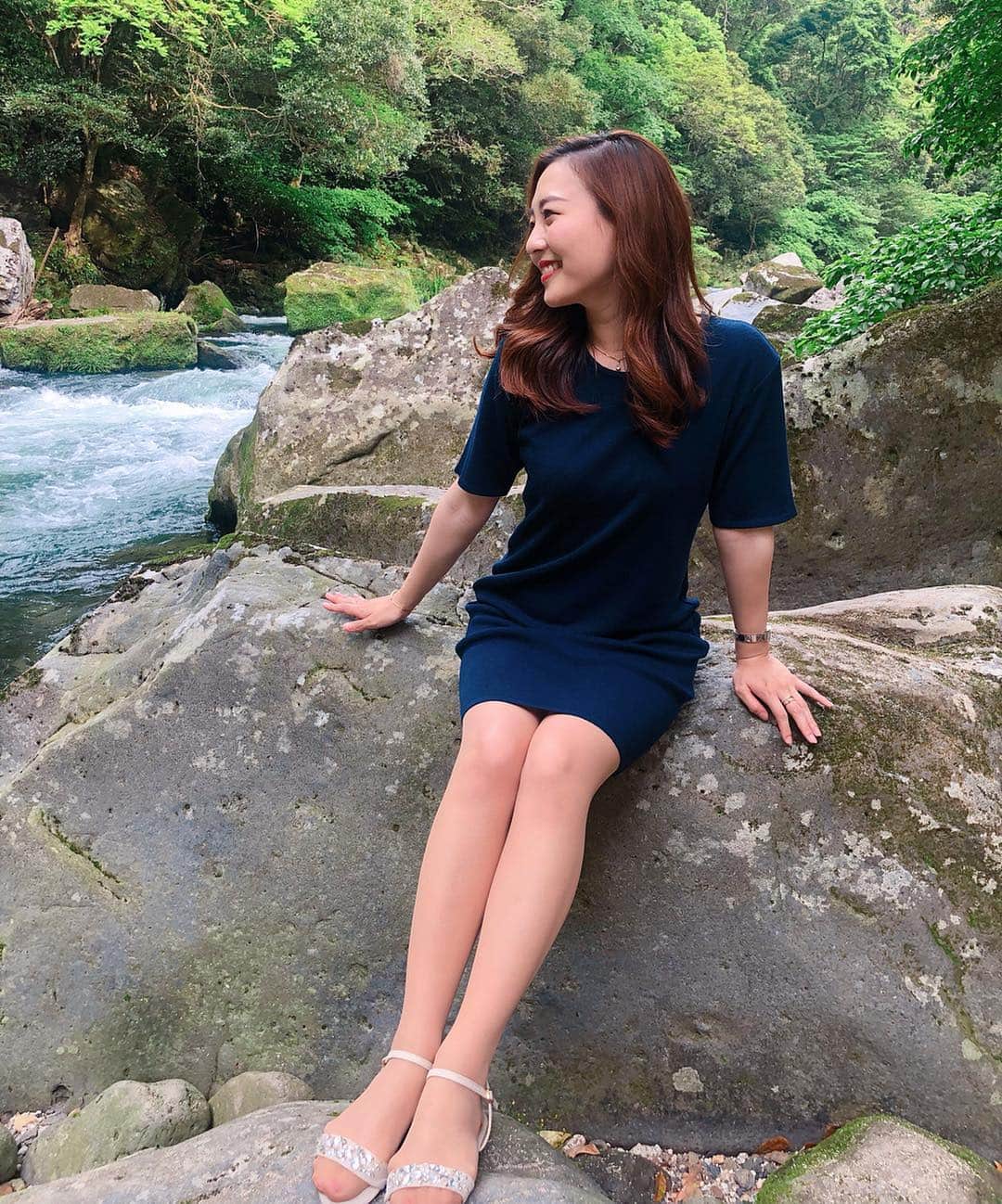 清水玲さんのインスタグラム写真 - (清水玲Instagram)「・ ・  ゴールの雄川の滝までは 1.2㎞の遊歩道🐾 ・ ・  目の覚めるような緑と 岩を縫って流れる透きとおった川の水  途中の景色があまりに綺麗で 長い道のりもあっという間！でした☺️✨ ・ ・ ・  #宮崎#宮崎放送#mrt #鹿児島#南大隅町#根占 #雄川の滝#ドライブ#gw#🏞」5月6日 16時58分 - mrt.shimizu