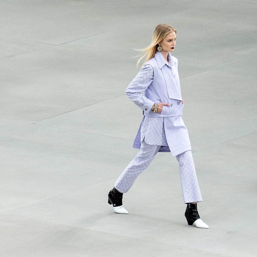 のインスタグラム：「The quilted motif, a CHANEL staple, appeared on an all-over lilac look from the #CHANELCruise collection. #CHANEL @alina_egorovaa_」