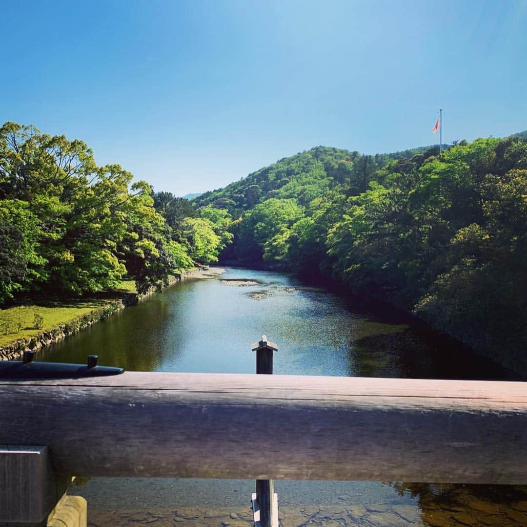 神田うのさんのインスタグラム写真 - (神田うのInstagram)「伊勢神宮内宮にはバイオリンかついで正式参拝に行って参りました☺️ #伊勢神宮#伊勢神宮内宮#伊勢神宮内宮参拝#伊勢神宮正式参拝#正式参拝#正装#gw#ゴールデンウィーク#家族旅行#娘#バイオリン#violin#神田うの#unokanda」5月6日 17時01分 - unokandaofficial