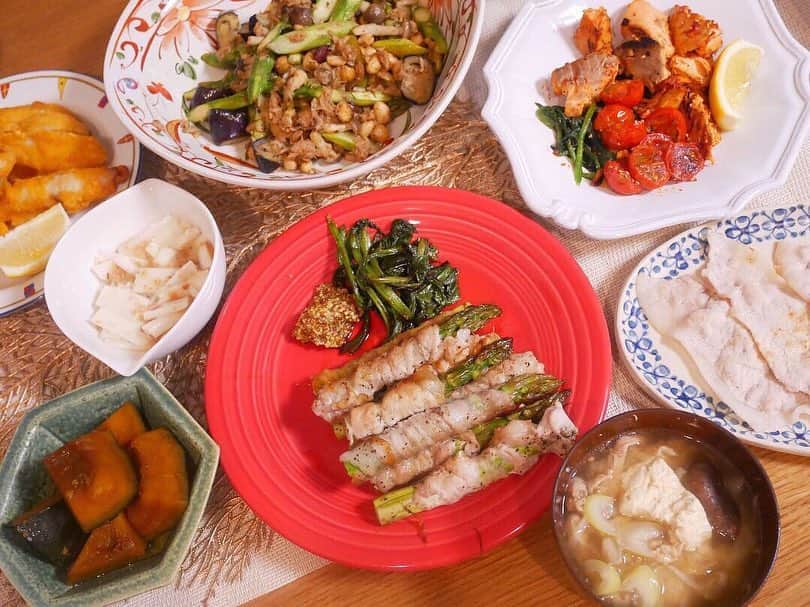 大政絢さんのインスタグラム写真 - (大政絢Instagram)「GWいかがお過ごしでしたか？ 私は少しお休みもあり家族が遊びにきていたので久しぶりに #絢ご飯 もりもりなくなっていくから嬉しいですね。アスパラガスが北海道から届いたのでアスパラ料理たち。豚肉巻きと豆とかと一緒に混ぜたアンチョビ風。シャケはピリッとトマト風味。 北海道のアスパラはやはり美味しいー！✨ #アスパラガス#北海道#今日の絢ご飯」5月6日 17時01分 - aya_omasa_official
