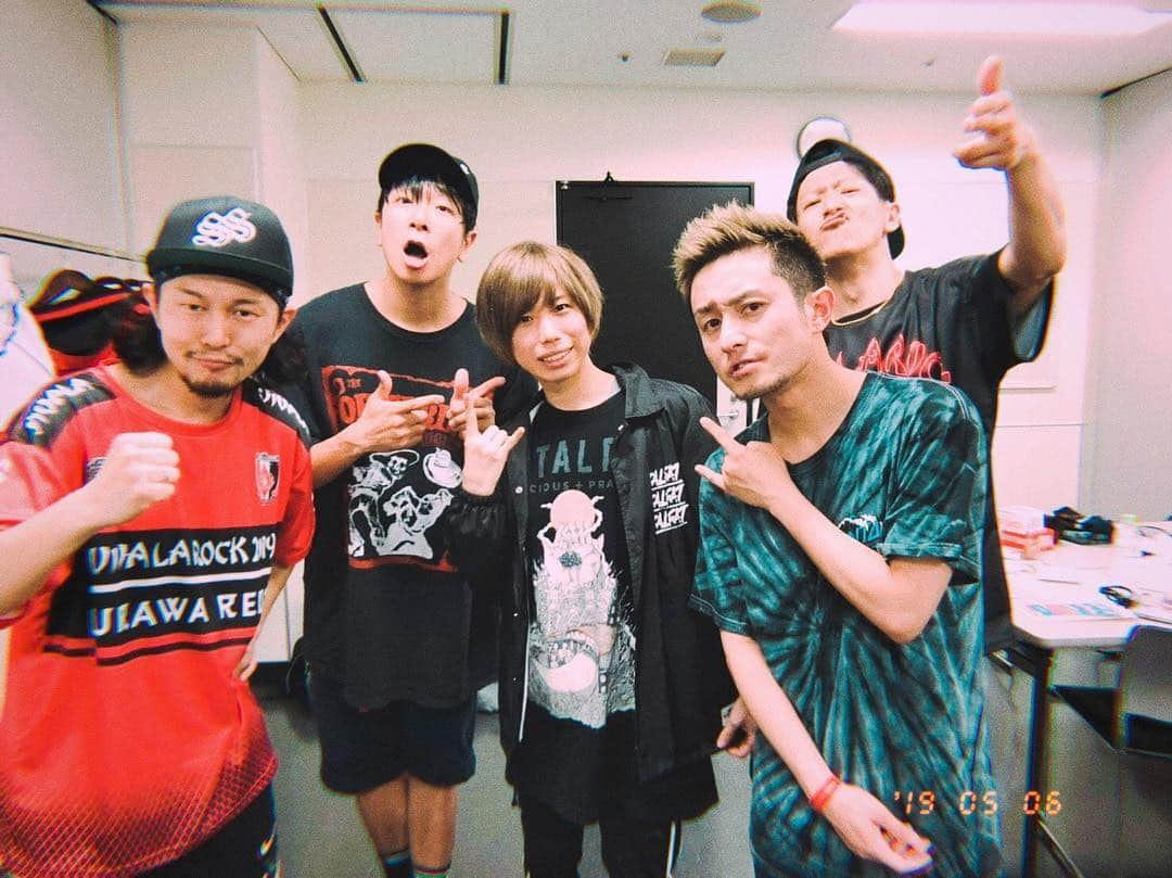 小笹大輔さんのインスタグラム写真 - (小笹大輔Instagram)「#ビバラ #TOTALFAT 気付いたらサークルモッシュのど真ん中で久々にキッズやってました…  何度だって同じ話をしていくが、 僕がTOTALFATと出会ったのは12年前。 青春時代の半分を過ごした島根の松江B1というライブハウスに初めて遊びに行ったのがTOTALFATのライブでした。 最前列を守らないといけないと信じていた僕は人の波でもみくちゃになって大変で、だけど物凄く楽しかったです。  それから沢山のアーティストを好きになって島根でも沢山のライブを見に行ったけど、 「また島根に帰ってくる」 この約束をその先何年にもわたって、今この2019年だって守ってくれたのは、僕にとってTOTALFATが初めてでした。  僕が田舎で音楽不毛の地でも音楽に夢を持ち続けられたのは、TOTALFATがいてくれたからだと思う！ これから先も永遠に僕のヒーローです！パンクロック届きました！  @totalfat_japan @jose.totalfat @totalfat_kuboty @totalfat.shun @buntatf」5月6日 17時02分 - daisuke_higedan