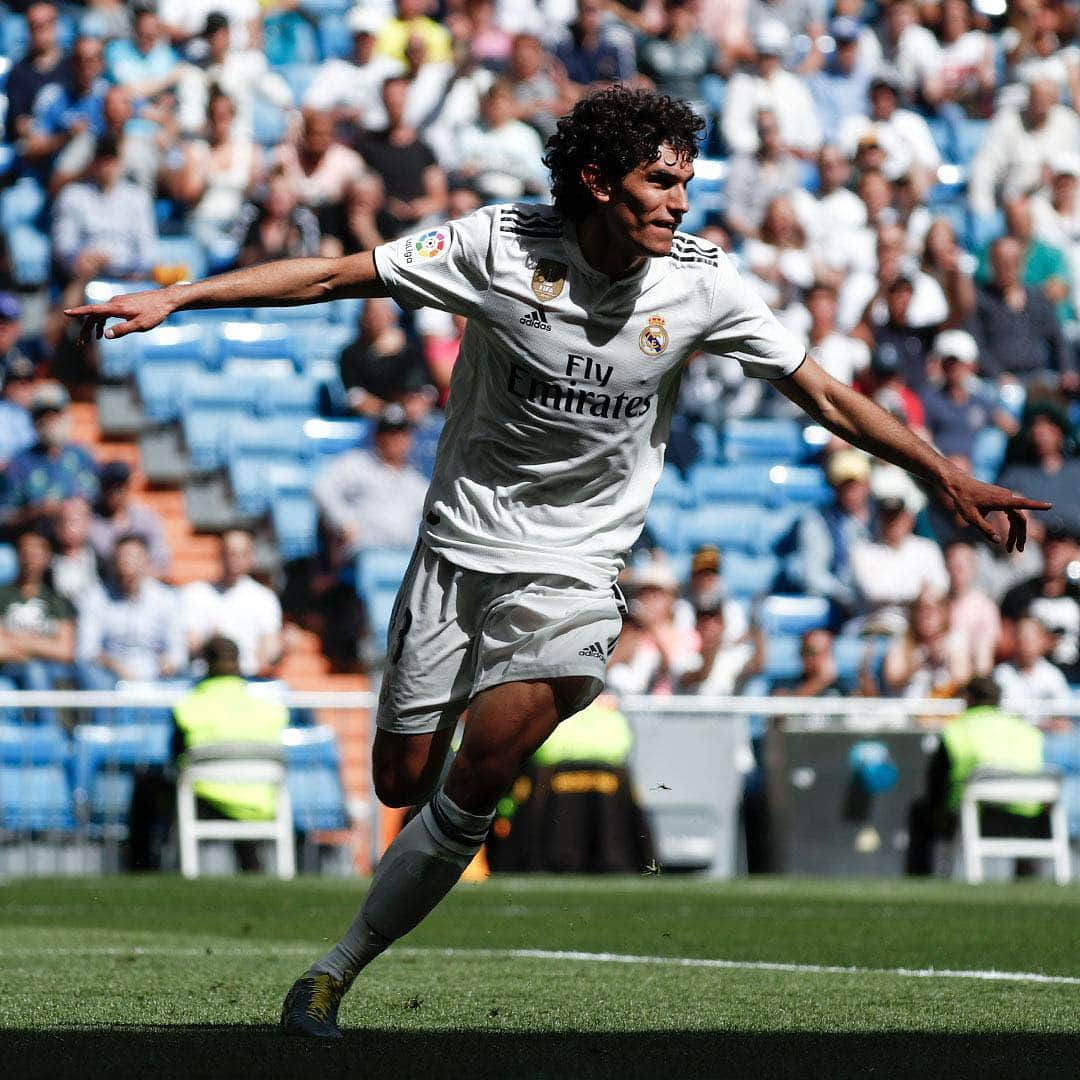 レアル・マドリードさんのインスタグラム写真 - (レアル・マドリードInstagram)「🙌😀 That feeling when you score your FIRST @RealMadrid GOAL! ⚽️ @JesusVallejo1997  #RMLiga | #HalaMadrid」5月6日 17時03分 - realmadrid