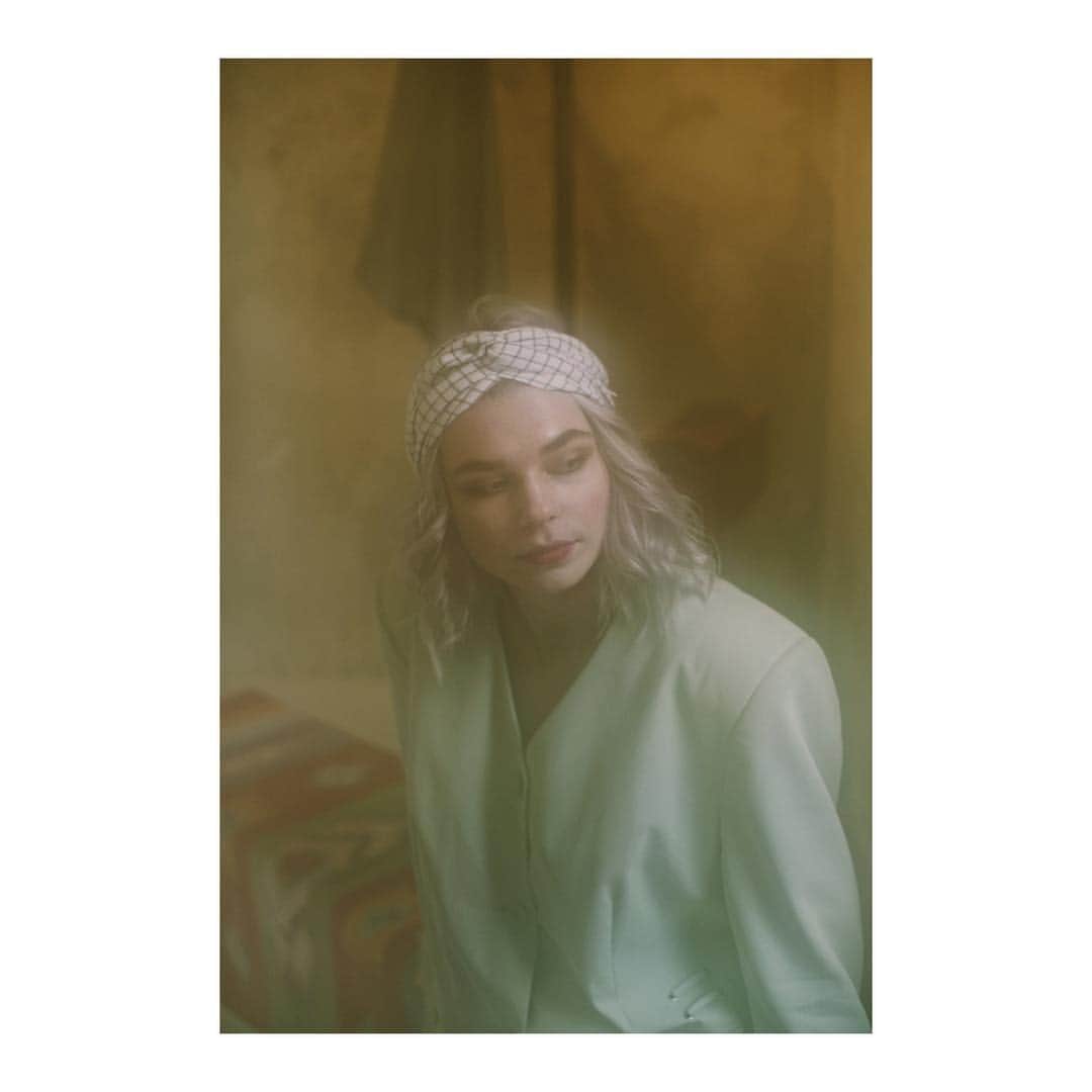 のインスタグラム：「Mühlbauer | #ss19 ▫️ @arinagreen wears ASHLEY This #headband is made of feather light #linen . It can be #folded and packed. Ashley has crossing bands at the front - similar to a #turban . #hatfashion #hairpiece #handmade 📷 @ninakvk 👗 @burggasse24」