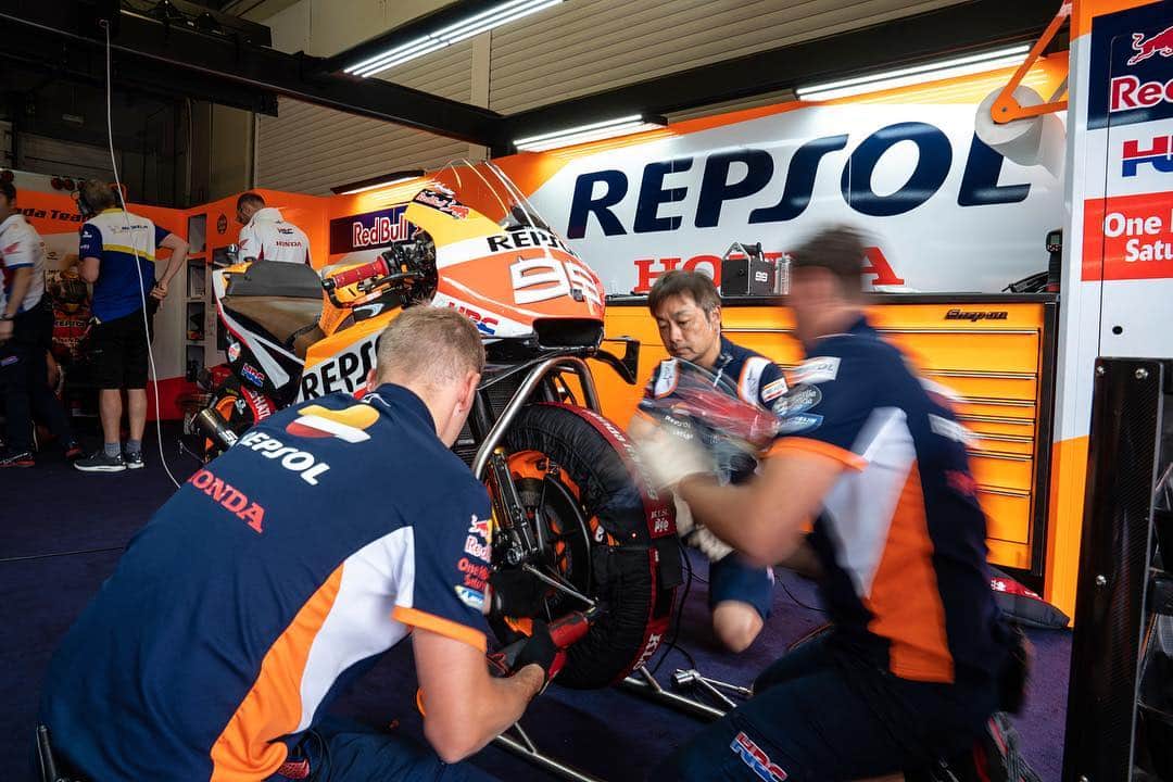 レプソル・ホンダのインスタグラム：「Many hands make light work. And so do @snapon_uk tools. ⠀⠀⠀⠀⠀⠀⠀⠀⠀ #MotoGP」
