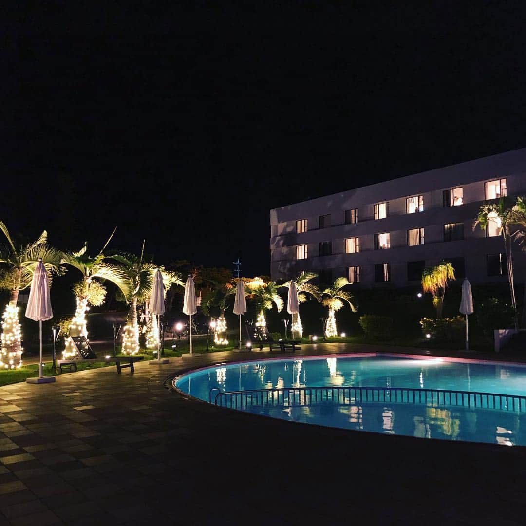 センチュリオンホテル&リゾートヴィンテージ沖縄美ら海さんのインスタグラム写真 - (センチュリオンホテル&リゾートヴィンテージ沖縄美ら海Instagram)「おはようございます。こんにちは。こんばんは！ 楽しいGW✨✨お過ごしでしょうか？ センチュリオン沖縄のGWの夜は沖縄伝統歌舞、エイサーと共にでした。プールの近くにあるバーではチュロスと沖縄のブルーシールのアイスも🍨販売しています。 体に直接感じられる舞台。 みんなで一緒に燃え上がり、文字通り熱~~い🔥🔥夜になりました！  안녕하세요! 일본에는 4월 말부터 5월 초까지 연속으로 쉬는 황금연휴가 있답니다. 저희 호텔은 이 골든위크 기간 중 손님들께 여러가지 선물을 드리거나 골든위크 한정 석식메뉴를 준비하고 오키나와 출신 싱어송라이터의 공연을 개최하는 등 각종 행사를 준비했답니다. 5/2-3일 저녁에는 오키나와 전통 가무인 에이사 공연을 열었습니다. 물론 관람은 무료, 수영장 옆의 바에서는 츄로스와 아이스크림도 판매했어요!  #沖縄旅行 #センチュリオンホテル沖縄美ら海 #沖縄美ら海 #エイサー #ゴールデンウィーク #okinawa #centurionhotelokinawachuraumi #hotel 👇👇予約の問い合わせは👇👇 @centurionhotel_okinawachuraumi  #센츄리온호텔앤리조트빈티지오키나와추라우미 #오키나와여행 #오키나와 #오키나와호텔」5月6日 17時22分 - centurionhotel_okinawachuraumi