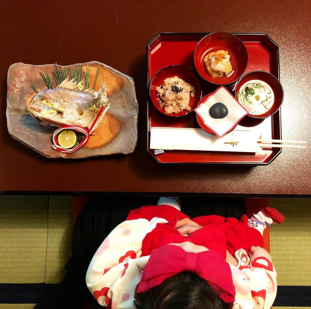 Shingo Okamotoさんのインスタグラム写真 - (Shingo OkamotoInstagram)「皆さまから温かく見守られて、お陰さまで生後100日目！﻿ はるばる遠くから両親も来てくれて本当にありがとう！﻿ #お食い初め」5月6日 17時21分 - shingookamoto