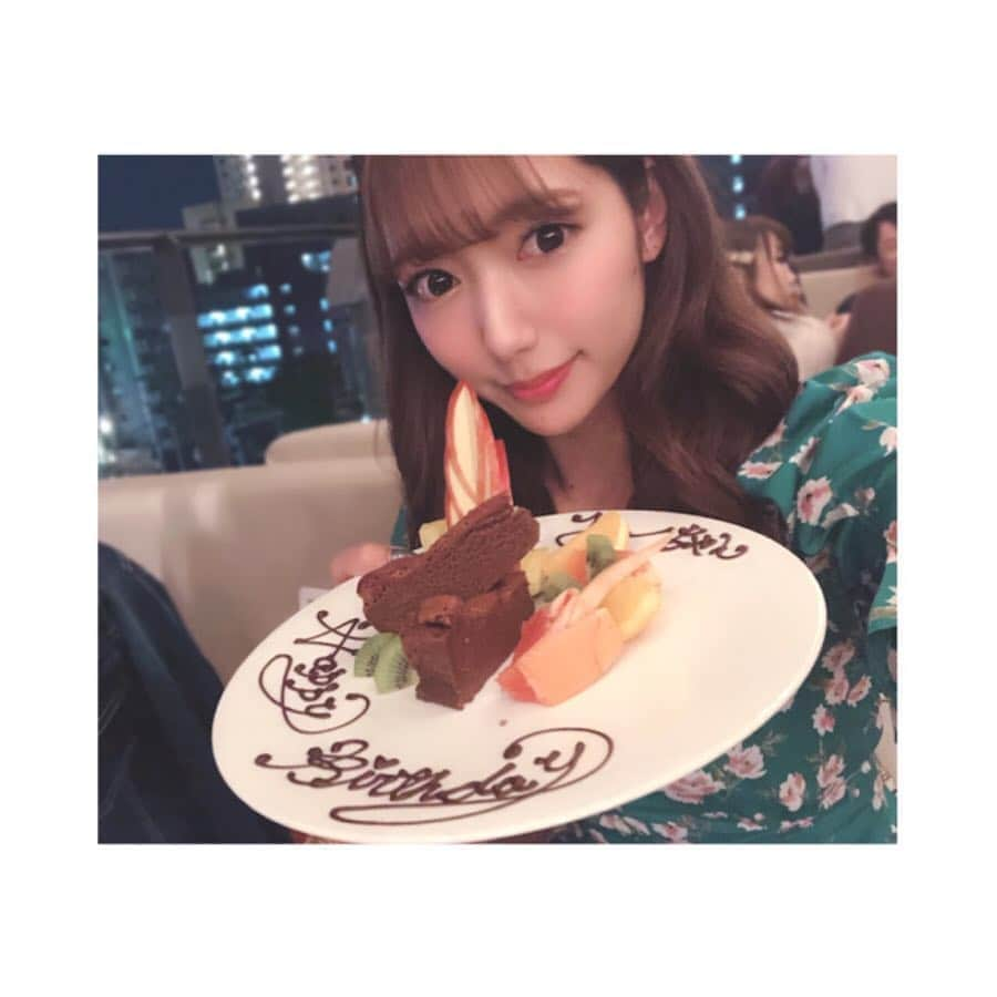 野中美郷さんのインスタグラム写真 - (野中美郷Instagram)「♡ 仲良しの友達のサプライズ〜🎂 の予定で行ったのにまさかの私まで…🙇‍♀️ 優しい😭💓ありがとう。らぶ。 . . そして、この日もう一つサプライズで… 友達がまりなちゃん( @marina.k_fbs )呼んでくれてたー😳💓 共通の友達いること知り 最近連絡取り合ってGW明け ご飯しよーってなってたんだけど… 行って早々にかなり驚いた😳笑 . また今後もみんなでたくさん遊ぼぉ♡ みんな綺麗で美意識上がる。。 . one-piece👗 @dannyanne_official」5月6日 17時29分 - n.mi3sa3to10