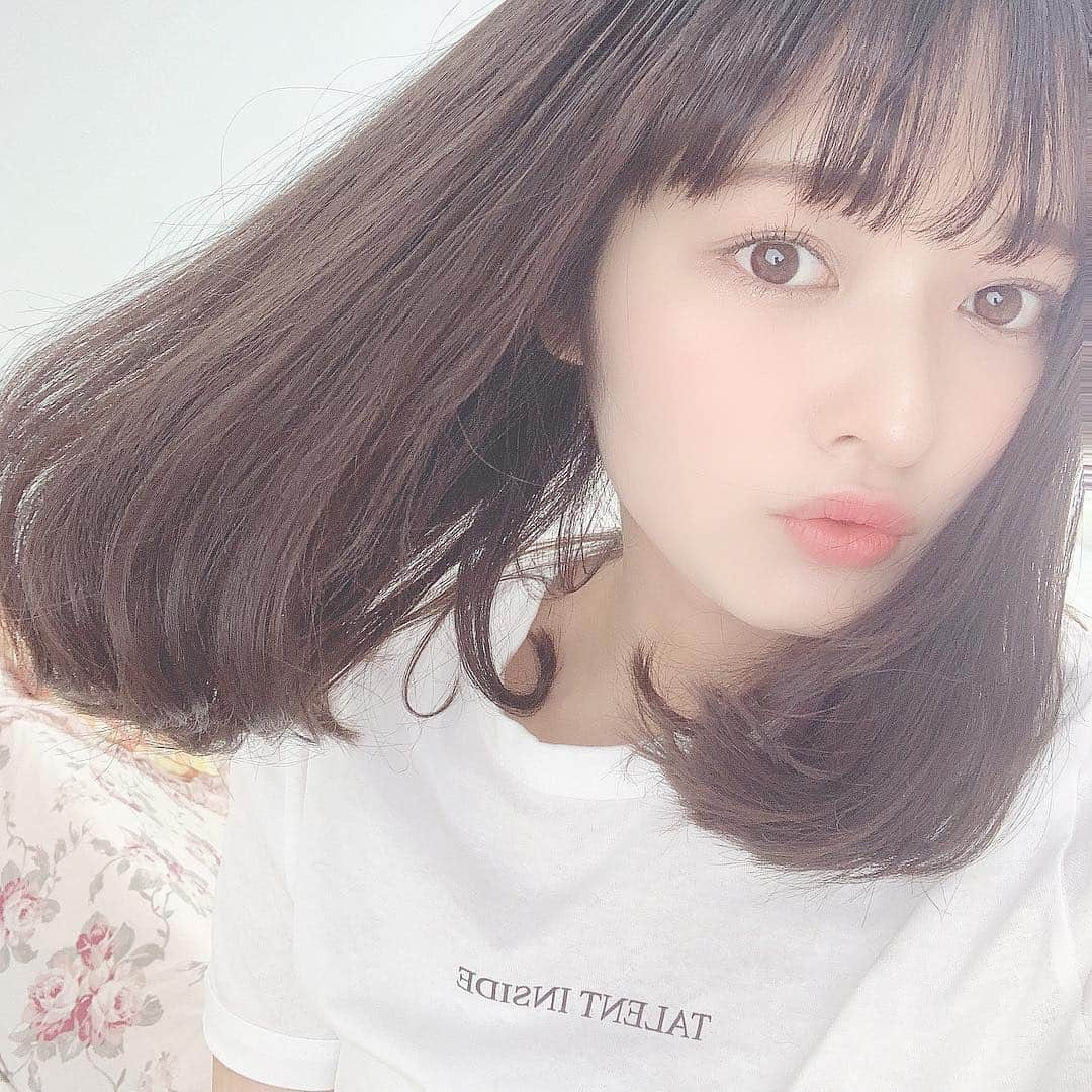 北村真姫さんのインスタグラム写真 - (北村真姫Instagram)「｢夏のはじまり☀｣﻿ ﻿ ﻿ Tシャツって夏を感じる🌞🌴🌺﻿ アイドルの時は﻿ 生誕Tシャツがあったから年中﻿ 着てたけど、最近は気なくなった💧﻿ でも、久しぶりに着たけどいいね🥰💓﻿ ﻿ 夏だいすき😎日焼けは嫌だけど😎﻿ それまでに痩せようじゃないか（笑）﻿ ﻿ アウター #ZARA﻿ Tシャツ #ZARA﻿ スカート #deicy﻿ ﻿ ﻿ #ZARA #zara #fashion #女性ブランド #アイドル #idol #セミロング #Tシャツ #白Ｔ #私はまきてぃ #夏 #日焼け #年中日焼け止め塗ってます #特に目から紫外線入るので #最近は眼鏡を #UVカット99% #を愛用してます #美意識 #なのに #痩せない #まきてぃ #北村真姫」5月6日 17時30分 - kitamura__maki