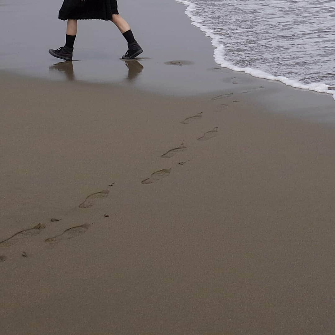 sweet_strawberryさんのインスタグラム写真 - (sweet_strawberryInstagram)「🌊波打ち際、急いで退避する様💨💨 #ビビり#必死感#へっぴり腰 🗿…(こんな私。パート１) #波打ち際#波と戯れる#波間#戯れ#急いで#必死#退散#セーフ#ギリギリセーフ#瞬間#回避#隠し撮りされてた#盗撮されてた#ジグザグ#足跡#波#海#浜辺#砂浜#フォト#足元」5月6日 17時30分 - sweet_strawberry