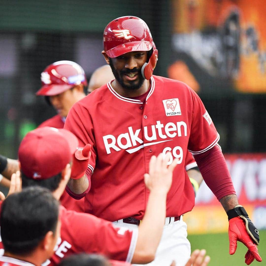 東北楽天ゴールデンイーグルスさんのインスタグラム写真 - (東北楽天ゴールデンイーグルスInstagram)「⚾️ ⚾️L 4-8 E⚾️ 投打が噛み合い連敗ストップ‼️ 3回に辰己選手のプロ初ホームランで同点に✨ 先発の福井選手は5回1失点で3勝目👏🏼 青山選手は1回3奪三振で5試合連続無失点👍🏼 7回にはブラッシュ選手の6号3ランなどで一挙5点‼️ ゴールデンウィークにいつも以上の大きく熱い ご声援をいただき本当にありがとうございました⚾️ #rakuteneagles #RESTART #日本一の東北へ #辰己涼介 #福井優也 #ブラッシュ #青山浩二」5月6日 17時36分 - rakuten_eagles