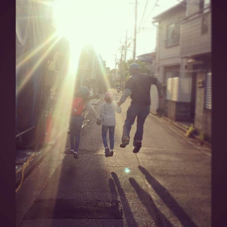 川江美奈子さんのインスタグラム写真 - (川江美奈子Instagram)「散歩 de jump  #明日からまた5時半起きだよ #夏まで駆け抜けよう」5月6日 17時37分 - minakokawae