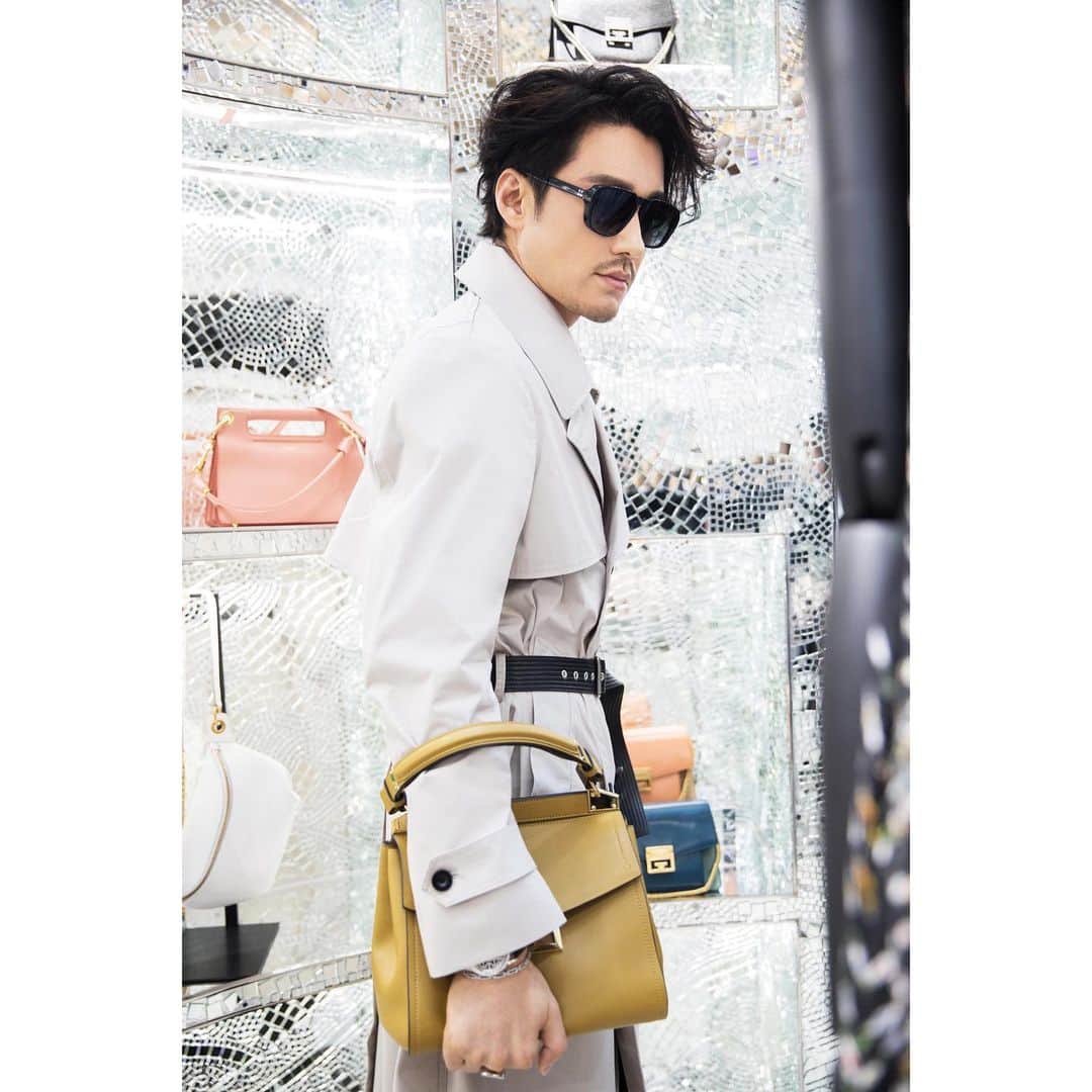 フー・ビンさんのインスタグラム写真 - (フー・ビンInstagram)「Love the coat, love the bag. Having those iconic @givenchyofficial items on me, the spirit of Hubert de Givenchy somehow got into my head and I wonder, where is my Audrey?  #hubing #lifestyle #Givenchy #shanghai #elegance #mystery #simplicity #designer # #luxurylifestyle #후빙#胡兵 #フービン #胡兵时尚观点 #胡兵全球Go  #fashiontrip #fashion #fashionicon #fashionindustry #gentlemen #chinesegentlemen #actor #chineseactor #chinesemodel #asianactor #style #styleman #menswear #mensstyle」5月6日 17時55分 - hubing