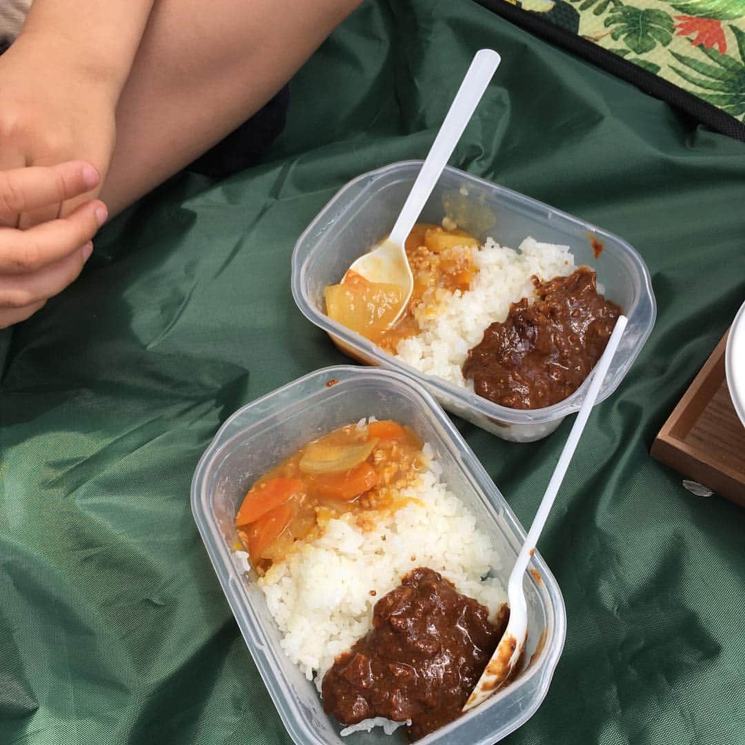 あだち理絵子さんのインスタグラム写真 - (あだち理絵子Instagram)「#カレー部 野外活動！ #カレーexpo 2019  最終日 責めてきたぜーいっ。  2年めともなると  ご飯は炊いて、 ビールにお盆も持っていきます。  友達家族と行ったから なんと8種類、味見できたぜいっ！  子供用も #ロハスカフェ  パイナップルが効いたフルーツカレー カレー味が薄すぎっ #ペッシェロッソ #和牛仕立て欧風チョコレートカレー  んー、カカオのコクはわからんでもないが、 子供にも不人気(^◇^;) で、大人用！  お目当ての #北摂スパイス研究所  #豚バラなんこつの和出汁のポークキーマカレー  プチプチ食感、出汁、奥行き、スパイスの跳ね方。 もうめちゃ好み！ 絶対お店にいくーっ。  #カルダモン #粗挽きスパイスの辛口鶏キーマ  ホールスパイスの粗挽きと、香草使いが、通にはうけるやつ。 なかなかパンチ効いてたっ。  #ダイヤモンドビリヤニ #ダイヤモンドチキンカレー 大量の玉ねぎとホロホロになった鶏モモ肉。 私的には辛味が足りないが、充分美味いっ。  すごい行列だった #本格インド料理savera  #バターチキンカレー  高槻にある有名展 もう、具が溶けてない、 ドロッとした液体。 バター風味と、奥ぶかーい、甘み。 パパ陣に人気でした。  #宮がみ屋  黒毛和牛A5牛スジ肉お出汁カレー  んー、スジはとろけるし、これはこれで美味いけど、カレーなのか？っていう。  #アジアンキッチンカフェ百福  ズワイ蟹のパッポンカレー  蟹とタイに惹かれたが、 ボケた味で全然あかんかった😭 #究極のカレー2019 の準グランプリ受賞店なのにー。  とにかくさ、 一度にたくさん食べれて幸せっ。  #日焼けしてもうたからとりあえずパック #カレー好きにはたまらん #カレーが好き#カレー#カレー好きな人と繋がりたい#カレー女子」5月6日 18時01分 - adachi.rieko