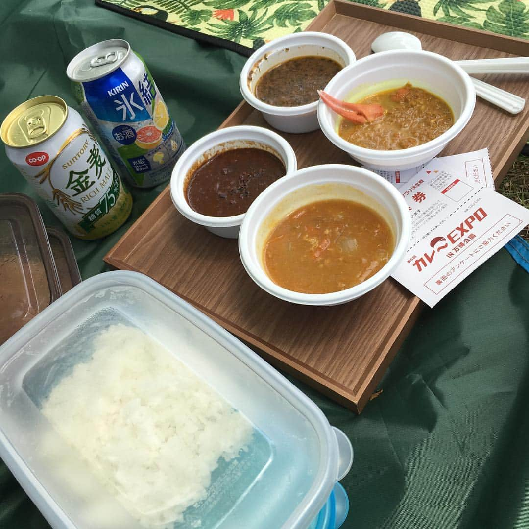 あだち理絵子さんのインスタグラム写真 - (あだち理絵子Instagram)「#カレー部 野外活動！ #カレーexpo 2019  最終日 責めてきたぜーいっ。  2年めともなると  ご飯は炊いて、 ビールにお盆も持っていきます。  友達家族と行ったから なんと8種類、味見できたぜいっ！  子供用も #ロハスカフェ  パイナップルが効いたフルーツカレー カレー味が薄すぎっ #ペッシェロッソ #和牛仕立て欧風チョコレートカレー  んー、カカオのコクはわからんでもないが、 子供にも不人気(^◇^;) で、大人用！  お目当ての #北摂スパイス研究所  #豚バラなんこつの和出汁のポークキーマカレー  プチプチ食感、出汁、奥行き、スパイスの跳ね方。 もうめちゃ好み！ 絶対お店にいくーっ。  #カルダモン #粗挽きスパイスの辛口鶏キーマ  ホールスパイスの粗挽きと、香草使いが、通にはうけるやつ。 なかなかパンチ効いてたっ。  #ダイヤモンドビリヤニ #ダイヤモンドチキンカレー 大量の玉ねぎとホロホロになった鶏モモ肉。 私的には辛味が足りないが、充分美味いっ。  すごい行列だった #本格インド料理savera  #バターチキンカレー  高槻にある有名展 もう、具が溶けてない、 ドロッとした液体。 バター風味と、奥ぶかーい、甘み。 パパ陣に人気でした。  #宮がみ屋  黒毛和牛A5牛スジ肉お出汁カレー  んー、スジはとろけるし、これはこれで美味いけど、カレーなのか？っていう。  #アジアンキッチンカフェ百福  ズワイ蟹のパッポンカレー  蟹とタイに惹かれたが、 ボケた味で全然あかんかった😭 #究極のカレー2019 の準グランプリ受賞店なのにー。  とにかくさ、 一度にたくさん食べれて幸せっ。  #日焼けしてもうたからとりあえずパック #カレー好きにはたまらん #カレーが好き#カレー#カレー好きな人と繋がりたい#カレー女子」5月6日 18時01分 - adachi.rieko