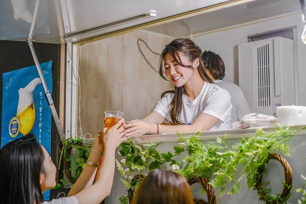 Yuri Sakuraiさんのインスタグラム写真 - (Yuri SakuraiInstagram)「: 先日、パシフィコ横浜で開催された 東京ストリートコレクション!! : 私達、MKメンバーにとっては、 本当に感動的な1日になりました!! : カフェを初めて今年9年目を迎えます。 キッチンカーで初めての大行列に みんなで感動しました👑 : 飲食の厳しさ、経営の厳しさ。 今思えばここに来るまで 本当に語りきれないくらい、 苦しい時期を過ごしてきました!! : 夢を持ってオープンさせたカフェも、 びっくりするくらいお客様が来なくて、 赤字が続き、1人のお客様に来てもらうことすら、 イメージがつかなく、日を重ねる毎に私たちは 自信を失い、仲間同士もギクシャク。 : 途中、意欲も失いかけてた時、 オーナー(@mk_kiku )は 私たちを信じてくれ、夢を見せてくれ、 カフェを潰さず経験とチャレンジする 場所を守り続けて来てくれ、 今のMK CAFEがあるのです。 : お店で満席にするまで6年くらいかかり、 行列なんて作ったことがなかった中で、 何とかしようと始めたのが、 生配信番組のMKTVでした!! : それが今から3年前。 最初は喋れないし、トークも続かない中、 ここへの可能性を信じたオーナーが、 一つ一つ繋がった大事なご縁や、 当時、今みたいにライブ配信が誰もが まだ出来なかった時に、 今みたいな時代が絶対にくる!!と言い続け、 機材を揃い始めて、毎日夜中まで機材の 使い方を勉強したり、トークを勉強してきました! : 最初は遊びとしか思われてなかった番組が、 だんだんとお仕事として、 ご依頼を頂けるようになったり、 会社の大きさで言うと、 自分たちとは比べ物にならないくらいの パイオニアさんや銀行さんから、 企業のプロモーションとしてお仕事が 出来るようになってきました。 : そして地方に呼んで頂けるようになったり、 ミリオンセラーのアーティストさんや、 プロのアスリートの方々にも 出ていただけるようになったり、 クラウドファンディングでも1000万円を 超えるようなプロジェクトを何度も形にしてきました!! : : ここにくるまで、 当時はどうにかお店を良くするために、 みんな自らがプライベートも削り、 何か変えよう!と一生懸命やればやるほど、 周りの方から言われるのが、 もっと休んだ方がいいよ。 もっと遊んだ方がいいよ。 このカフェばっかにいないで、 もっと外の世界見た方がいいよ。 etc.....かけられる言葉はそんな言葉ばかり。 : 当時は本当に悔しくて、悔しくて、 でも思い描いているものとは程遠くて。 : 私たちより遥かに悔しい思いをしていたのが、 菊池さん。 家族が大変な状況になり、 毎日のようにお店に遊びに来てくれていた、 菊池さんのお母さんは、 ガラガラな店内を毎日みるから、 どんなに言葉で大丈夫!!といっても、 不安にさせることしかなく、 経済、精神、体力と色んな苦しさを抱えながらも、 いつも笑顔で私たちに掛けてくれることば 「みんななら絶対できる!!」という言葉。 : 何度もその言葉でもう一度頑張ってみよう。 とみんなが前を向いて進んで来れました!! : そして今回本当に有名な方々が 出演される2万人もの方が集まる ビッグイベントに鶴田さんが 声をかけてくださったのです!! : 今、MK CAFEは、 ・鯖バーガーや鶏カツの飲食展開と、 ・菊池さんが立ち上げた 生配信番組、MKTV。 ・SNSを活用したプロモーションの ご依頼や公演。 をメインの柱として展開する中で、 一年ちょっと前からMKの活動を見てくれていた 鶴田さんが、今回はどこが欠けてもダメで、 MKチームみんなで、それぞれのポジションで 関われる状況を作りたい!!と、 : 飲食のキッチンカー出店と、 MKTVからの現地のリポート、 坪井さんの書道の個展ブースのご提案を 下さり、チャレンジさせて頂きました!! : 当時は悔しい思いばかりだったなーと 思いながら、この前のキッチンカーの 最後尾が見えないくらいの 大行列を見た時には本当に感動しました!! : まだまだ大変なことも実は沢山あるし、 オーナーを先頭に、 みんな笑顔で色んなことにチャレンジ する仲間の中で日々お仕事出来ることが、 本当に宝物!! : ひとつ大きな経験をさせて頂いたからこそ、 またここからステージアップできるように、 みんなで力を合わせて頑張ります✨ : いつも応援、本当にありがとうございます✨ : 今回、素敵な動画を作ってくれたのは、 クリエイターの  @kento00000 さん!! 忙しい中でクオリティ高く、 翌日に仕上げてくれ、本当に有難いです!! : #東京ストリートコレクション#ストコレ#tsc#ファッションショー#ライブ#パシフィコ横浜#イベント#出店#キッチンカー#鯖バーガー#鶏カツ#佐藤すみれ さん#コラボ#mktv#mkcafe#MC#インタビュー#個展#team#challenge」5月6日 18時06分 - yuri_sakuraiii