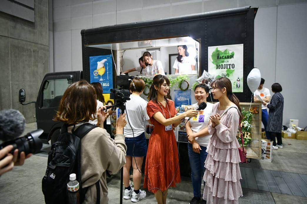 Yuri Sakuraiさんのインスタグラム写真 - (Yuri SakuraiInstagram)「: 先日、パシフィコ横浜で開催された 東京ストリートコレクション!! : 私達、MKメンバーにとっては、 本当に感動的な1日になりました!! : カフェを初めて今年9年目を迎えます。 キッチンカーで初めての大行列に みんなで感動しました👑 : 飲食の厳しさ、経営の厳しさ。 今思えばここに来るまで 本当に語りきれないくらい、 苦しい時期を過ごしてきました!! : 夢を持ってオープンさせたカフェも、 びっくりするくらいお客様が来なくて、 赤字が続き、1人のお客様に来てもらうことすら、 イメージがつかなく、日を重ねる毎に私たちは 自信を失い、仲間同士もギクシャク。 : 途中、意欲も失いかけてた時、 オーナー(@mk_kiku )は 私たちを信じてくれ、夢を見せてくれ、 カフェを潰さず経験とチャレンジする 場所を守り続けて来てくれ、 今のMK CAFEがあるのです。 : お店で満席にするまで6年くらいかかり、 行列なんて作ったことがなかった中で、 何とかしようと始めたのが、 生配信番組のMKTVでした!! : それが今から3年前。 最初は喋れないし、トークも続かない中、 ここへの可能性を信じたオーナーが、 一つ一つ繋がった大事なご縁や、 当時、今みたいにライブ配信が誰もが まだ出来なかった時に、 今みたいな時代が絶対にくる!!と言い続け、 機材を揃い始めて、毎日夜中まで機材の 使い方を勉強したり、トークを勉強してきました! : 最初は遊びとしか思われてなかった番組が、 だんだんとお仕事として、 ご依頼を頂けるようになったり、 会社の大きさで言うと、 自分たちとは比べ物にならないくらいの パイオニアさんや銀行さんから、 企業のプロモーションとしてお仕事が 出来るようになってきました。 : そして地方に呼んで頂けるようになったり、 ミリオンセラーのアーティストさんや、 プロのアスリートの方々にも 出ていただけるようになったり、 クラウドファンディングでも1000万円を 超えるようなプロジェクトを何度も形にしてきました!! : : ここにくるまで、 当時はどうにかお店を良くするために、 みんな自らがプライベートも削り、 何か変えよう!と一生懸命やればやるほど、 周りの方から言われるのが、 もっと休んだ方がいいよ。 もっと遊んだ方がいいよ。 このカフェばっかにいないで、 もっと外の世界見た方がいいよ。 etc.....かけられる言葉はそんな言葉ばかり。 : 当時は本当に悔しくて、悔しくて、 でも思い描いているものとは程遠くて。 : 私たちより遥かに悔しい思いをしていたのが、 菊池さん。 家族が大変な状況になり、 毎日のようにお店に遊びに来てくれていた、 菊池さんのお母さんは、 ガラガラな店内を毎日みるから、 どんなに言葉で大丈夫!!といっても、 不安にさせることしかなく、 経済、精神、体力と色んな苦しさを抱えながらも、 いつも笑顔で私たちに掛けてくれることば 「みんななら絶対できる!!」という言葉。 : 何度もその言葉でもう一度頑張ってみよう。 とみんなが前を向いて進んで来れました!! : そして今回本当に有名な方々が 出演される2万人もの方が集まる ビッグイベントに鶴田さんが 声をかけてくださったのです!! : 今、MK CAFEは、 ・鯖バーガーや鶏カツの飲食展開と、 ・菊池さんが立ち上げた 生配信番組、MKTV。 ・SNSを活用したプロモーションの ご依頼や公演。 をメインの柱として展開する中で、 一年ちょっと前からMKの活動を見てくれていた 鶴田さんが、今回はどこが欠けてもダメで、 MKチームみんなで、それぞれのポジションで 関われる状況を作りたい!!と、 : 飲食のキッチンカー出店と、 MKTVからの現地のリポート、 坪井さんの書道の個展ブースのご提案を 下さり、チャレンジさせて頂きました!! : 当時は悔しい思いばかりだったなーと 思いながら、この前のキッチンカーの 最後尾が見えないくらいの 大行列を見た時には本当に感動しました!! : まだまだ大変なことも実は沢山あるし、 オーナーを先頭に、 みんな笑顔で色んなことにチャレンジ する仲間の中で日々お仕事出来ることが、 本当に宝物!! : ひとつ大きな経験をさせて頂いたからこそ、 またここからステージアップできるように、 みんなで力を合わせて頑張ります✨ : いつも応援、本当にありがとうございます✨ : 今回、素敵な動画を作ってくれたのは、 クリエイターの  @kento00000 さん!! 忙しい中でクオリティ高く、 翌日に仕上げてくれ、本当に有難いです!! : #東京ストリートコレクション#ストコレ#tsc#ファッションショー#ライブ#パシフィコ横浜#イベント#出店#キッチンカー#鯖バーガー#鶏カツ#佐藤すみれ さん#コラボ#mktv#mkcafe#MC#インタビュー#個展#team#challenge」5月6日 18時06分 - yuri_sakuraiii