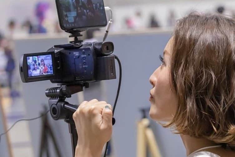 Yuri Sakuraiさんのインスタグラム写真 - (Yuri SakuraiInstagram)「: 先日、パシフィコ横浜で開催された 東京ストリートコレクション!! : 私達、MKメンバーにとっては、 本当に感動的な1日になりました!! : カフェを初めて今年9年目を迎えます。 キッチンカーで初めての大行列に みんなで感動しました👑 : 飲食の厳しさ、経営の厳しさ。 今思えばここに来るまで 本当に語りきれないくらい、 苦しい時期を過ごしてきました!! : 夢を持ってオープンさせたカフェも、 びっくりするくらいお客様が来なくて、 赤字が続き、1人のお客様に来てもらうことすら、 イメージがつかなく、日を重ねる毎に私たちは 自信を失い、仲間同士もギクシャク。 : 途中、意欲も失いかけてた時、 オーナー(@mk_kiku )は 私たちを信じてくれ、夢を見せてくれ、 カフェを潰さず経験とチャレンジする 場所を守り続けて来てくれ、 今のMK CAFEがあるのです。 : お店で満席にするまで6年くらいかかり、 行列なんて作ったことがなかった中で、 何とかしようと始めたのが、 生配信番組のMKTVでした!! : それが今から3年前。 最初は喋れないし、トークも続かない中、 ここへの可能性を信じたオーナーが、 一つ一つ繋がった大事なご縁や、 当時、今みたいにライブ配信が誰もが まだ出来なかった時に、 今みたいな時代が絶対にくる!!と言い続け、 機材を揃い始めて、毎日夜中まで機材の 使い方を勉強したり、トークを勉強してきました! : 最初は遊びとしか思われてなかった番組が、 だんだんとお仕事として、 ご依頼を頂けるようになったり、 会社の大きさで言うと、 自分たちとは比べ物にならないくらいの パイオニアさんや銀行さんから、 企業のプロモーションとしてお仕事が 出来るようになってきました。 : そして地方に呼んで頂けるようになったり、 ミリオンセラーのアーティストさんや、 プロのアスリートの方々にも 出ていただけるようになったり、 クラウドファンディングでも1000万円を 超えるようなプロジェクトを何度も形にしてきました!! : : ここにくるまで、 当時はどうにかお店を良くするために、 みんな自らがプライベートも削り、 何か変えよう!と一生懸命やればやるほど、 周りの方から言われるのが、 もっと休んだ方がいいよ。 もっと遊んだ方がいいよ。 このカフェばっかにいないで、 もっと外の世界見た方がいいよ。 etc.....かけられる言葉はそんな言葉ばかり。 : 当時は本当に悔しくて、悔しくて、 でも思い描いているものとは程遠くて。 : 私たちより遥かに悔しい思いをしていたのが、 菊池さん。 家族が大変な状況になり、 毎日のようにお店に遊びに来てくれていた、 菊池さんのお母さんは、 ガラガラな店内を毎日みるから、 どんなに言葉で大丈夫!!といっても、 不安にさせることしかなく、 経済、精神、体力と色んな苦しさを抱えながらも、 いつも笑顔で私たちに掛けてくれることば 「みんななら絶対できる!!」という言葉。 : 何度もその言葉でもう一度頑張ってみよう。 とみんなが前を向いて進んで来れました!! : そして今回本当に有名な方々が 出演される2万人もの方が集まる ビッグイベントに鶴田さんが 声をかけてくださったのです!! : 今、MK CAFEは、 ・鯖バーガーや鶏カツの飲食展開と、 ・菊池さんが立ち上げた 生配信番組、MKTV。 ・SNSを活用したプロモーションの ご依頼や公演。 をメインの柱として展開する中で、 一年ちょっと前からMKの活動を見てくれていた 鶴田さんが、今回はどこが欠けてもダメで、 MKチームみんなで、それぞれのポジションで 関われる状況を作りたい!!と、 : 飲食のキッチンカー出店と、 MKTVからの現地のリポート、 坪井さんの書道の個展ブースのご提案を 下さり、チャレンジさせて頂きました!! : 当時は悔しい思いばかりだったなーと 思いながら、この前のキッチンカーの 最後尾が見えないくらいの 大行列を見た時には本当に感動しました!! : まだまだ大変なことも実は沢山あるし、 オーナーを先頭に、 みんな笑顔で色んなことにチャレンジ する仲間の中で日々お仕事出来ることが、 本当に宝物!! : ひとつ大きな経験をさせて頂いたからこそ、 またここからステージアップできるように、 みんなで力を合わせて頑張ります✨ : いつも応援、本当にありがとうございます✨ : 今回、素敵な動画を作ってくれたのは、 クリエイターの  @kento00000 さん!! 忙しい中でクオリティ高く、 翌日に仕上げてくれ、本当に有難いです!! : #東京ストリートコレクション#ストコレ#tsc#ファッションショー#ライブ#パシフィコ横浜#イベント#出店#キッチンカー#鯖バーガー#鶏カツ#佐藤すみれ さん#コラボ#mktv#mkcafe#MC#インタビュー#個展#team#challenge」5月6日 18時06分 - yuri_sakuraiii