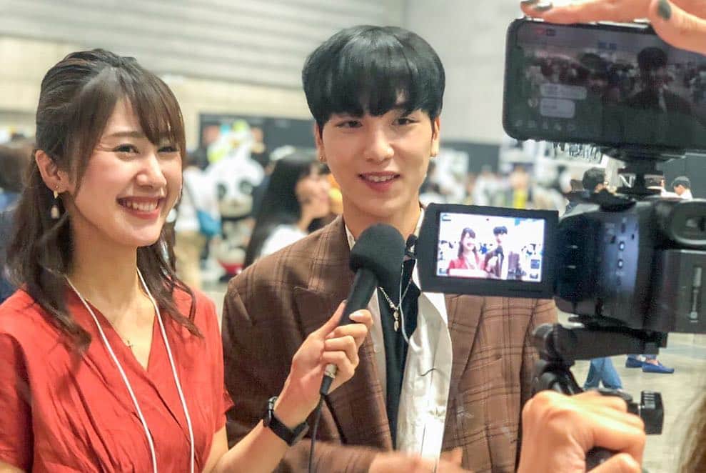 Yuri Sakuraiさんのインスタグラム写真 - (Yuri SakuraiInstagram)「: 先日、パシフィコ横浜で開催された 東京ストリートコレクション!! : 私達、MKメンバーにとっては、 本当に感動的な1日になりました!! : カフェを初めて今年9年目を迎えます。 キッチンカーで初めての大行列に みんなで感動しました👑 : 飲食の厳しさ、経営の厳しさ。 今思えばここに来るまで 本当に語りきれないくらい、 苦しい時期を過ごしてきました!! : 夢を持ってオープンさせたカフェも、 びっくりするくらいお客様が来なくて、 赤字が続き、1人のお客様に来てもらうことすら、 イメージがつかなく、日を重ねる毎に私たちは 自信を失い、仲間同士もギクシャク。 : 途中、意欲も失いかけてた時、 オーナー(@mk_kiku )は 私たちを信じてくれ、夢を見せてくれ、 カフェを潰さず経験とチャレンジする 場所を守り続けて来てくれ、 今のMK CAFEがあるのです。 : お店で満席にするまで6年くらいかかり、 行列なんて作ったことがなかった中で、 何とかしようと始めたのが、 生配信番組のMKTVでした!! : それが今から3年前。 最初は喋れないし、トークも続かない中、 ここへの可能性を信じたオーナーが、 一つ一つ繋がった大事なご縁や、 当時、今みたいにライブ配信が誰もが まだ出来なかった時に、 今みたいな時代が絶対にくる!!と言い続け、 機材を揃い始めて、毎日夜中まで機材の 使い方を勉強したり、トークを勉強してきました! : 最初は遊びとしか思われてなかった番組が、 だんだんとお仕事として、 ご依頼を頂けるようになったり、 会社の大きさで言うと、 自分たちとは比べ物にならないくらいの パイオニアさんや銀行さんから、 企業のプロモーションとしてお仕事が 出来るようになってきました。 : そして地方に呼んで頂けるようになったり、 ミリオンセラーのアーティストさんや、 プロのアスリートの方々にも 出ていただけるようになったり、 クラウドファンディングでも1000万円を 超えるようなプロジェクトを何度も形にしてきました!! : : ここにくるまで、 当時はどうにかお店を良くするために、 みんな自らがプライベートも削り、 何か変えよう!と一生懸命やればやるほど、 周りの方から言われるのが、 もっと休んだ方がいいよ。 もっと遊んだ方がいいよ。 このカフェばっかにいないで、 もっと外の世界見た方がいいよ。 etc.....かけられる言葉はそんな言葉ばかり。 : 当時は本当に悔しくて、悔しくて、 でも思い描いているものとは程遠くて。 : 私たちより遥かに悔しい思いをしていたのが、 菊池さん。 家族が大変な状況になり、 毎日のようにお店に遊びに来てくれていた、 菊池さんのお母さんは、 ガラガラな店内を毎日みるから、 どんなに言葉で大丈夫!!といっても、 不安にさせることしかなく、 経済、精神、体力と色んな苦しさを抱えながらも、 いつも笑顔で私たちに掛けてくれることば 「みんななら絶対できる!!」という言葉。 : 何度もその言葉でもう一度頑張ってみよう。 とみんなが前を向いて進んで来れました!! : そして今回本当に有名な方々が 出演される2万人もの方が集まる ビッグイベントに鶴田さんが 声をかけてくださったのです!! : 今、MK CAFEは、 ・鯖バーガーや鶏カツの飲食展開と、 ・菊池さんが立ち上げた 生配信番組、MKTV。 ・SNSを活用したプロモーションの ご依頼や公演。 をメインの柱として展開する中で、 一年ちょっと前からMKの活動を見てくれていた 鶴田さんが、今回はどこが欠けてもダメで、 MKチームみんなで、それぞれのポジションで 関われる状況を作りたい!!と、 : 飲食のキッチンカー出店と、 MKTVからの現地のリポート、 坪井さんの書道の個展ブースのご提案を 下さり、チャレンジさせて頂きました!! : 当時は悔しい思いばかりだったなーと 思いながら、この前のキッチンカーの 最後尾が見えないくらいの 大行列を見た時には本当に感動しました!! : まだまだ大変なことも実は沢山あるし、 オーナーを先頭に、 みんな笑顔で色んなことにチャレンジ する仲間の中で日々お仕事出来ることが、 本当に宝物!! : ひとつ大きな経験をさせて頂いたからこそ、 またここからステージアップできるように、 みんなで力を合わせて頑張ります✨ : いつも応援、本当にありがとうございます✨ : 今回、素敵な動画を作ってくれたのは、 クリエイターの  @kento00000 さん!! 忙しい中でクオリティ高く、 翌日に仕上げてくれ、本当に有難いです!! : #東京ストリートコレクション#ストコレ#tsc#ファッションショー#ライブ#パシフィコ横浜#イベント#出店#キッチンカー#鯖バーガー#鶏カツ#佐藤すみれ さん#コラボ#mktv#mkcafe#MC#インタビュー#個展#team#challenge」5月6日 18時06分 - yuri_sakuraiii