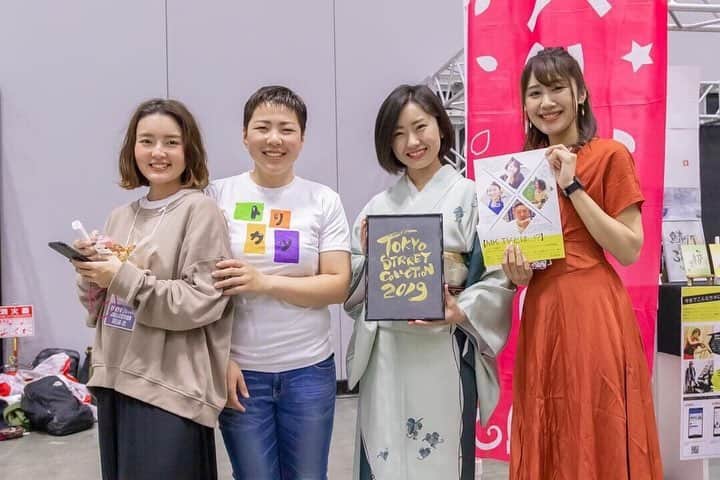 Yuri Sakuraiさんのインスタグラム写真 - (Yuri SakuraiInstagram)「: 先日、パシフィコ横浜で開催された 東京ストリートコレクション!! : 私達、MKメンバーにとっては、 本当に感動的な1日になりました!! : カフェを初めて今年9年目を迎えます。 キッチンカーで初めての大行列に みんなで感動しました👑 : 飲食の厳しさ、経営の厳しさ。 今思えばここに来るまで 本当に語りきれないくらい、 苦しい時期を過ごしてきました!! : 夢を持ってオープンさせたカフェも、 びっくりするくらいお客様が来なくて、 赤字が続き、1人のお客様に来てもらうことすら、 イメージがつかなく、日を重ねる毎に私たちは 自信を失い、仲間同士もギクシャク。 : 途中、意欲も失いかけてた時、 オーナー(@mk_kiku )は 私たちを信じてくれ、夢を見せてくれ、 カフェを潰さず経験とチャレンジする 場所を守り続けて来てくれ、 今のMK CAFEがあるのです。 : お店で満席にするまで6年くらいかかり、 行列なんて作ったことがなかった中で、 何とかしようと始めたのが、 生配信番組のMKTVでした!! : それが今から3年前。 最初は喋れないし、トークも続かない中、 ここへの可能性を信じたオーナーが、 一つ一つ繋がった大事なご縁や、 当時、今みたいにライブ配信が誰もが まだ出来なかった時に、 今みたいな時代が絶対にくる!!と言い続け、 機材を揃い始めて、毎日夜中まで機材の 使い方を勉強したり、トークを勉強してきました! : 最初は遊びとしか思われてなかった番組が、 だんだんとお仕事として、 ご依頼を頂けるようになったり、 会社の大きさで言うと、 自分たちとは比べ物にならないくらいの パイオニアさんや銀行さんから、 企業のプロモーションとしてお仕事が 出来るようになってきました。 : そして地方に呼んで頂けるようになったり、 ミリオンセラーのアーティストさんや、 プロのアスリートの方々にも 出ていただけるようになったり、 クラウドファンディングでも1000万円を 超えるようなプロジェクトを何度も形にしてきました!! : : ここにくるまで、 当時はどうにかお店を良くするために、 みんな自らがプライベートも削り、 何か変えよう!と一生懸命やればやるほど、 周りの方から言われるのが、 もっと休んだ方がいいよ。 もっと遊んだ方がいいよ。 このカフェばっかにいないで、 もっと外の世界見た方がいいよ。 etc.....かけられる言葉はそんな言葉ばかり。 : 当時は本当に悔しくて、悔しくて、 でも思い描いているものとは程遠くて。 : 私たちより遥かに悔しい思いをしていたのが、 菊池さん。 家族が大変な状況になり、 毎日のようにお店に遊びに来てくれていた、 菊池さんのお母さんは、 ガラガラな店内を毎日みるから、 どんなに言葉で大丈夫!!といっても、 不安にさせることしかなく、 経済、精神、体力と色んな苦しさを抱えながらも、 いつも笑顔で私たちに掛けてくれることば 「みんななら絶対できる!!」という言葉。 : 何度もその言葉でもう一度頑張ってみよう。 とみんなが前を向いて進んで来れました!! : そして今回本当に有名な方々が 出演される2万人もの方が集まる ビッグイベントに鶴田さんが 声をかけてくださったのです!! : 今、MK CAFEは、 ・鯖バーガーや鶏カツの飲食展開と、 ・菊池さんが立ち上げた 生配信番組、MKTV。 ・SNSを活用したプロモーションの ご依頼や公演。 をメインの柱として展開する中で、 一年ちょっと前からMKの活動を見てくれていた 鶴田さんが、今回はどこが欠けてもダメで、 MKチームみんなで、それぞれのポジションで 関われる状況を作りたい!!と、 : 飲食のキッチンカー出店と、 MKTVからの現地のリポート、 坪井さんの書道の個展ブースのご提案を 下さり、チャレンジさせて頂きました!! : 当時は悔しい思いばかりだったなーと 思いながら、この前のキッチンカーの 最後尾が見えないくらいの 大行列を見た時には本当に感動しました!! : まだまだ大変なことも実は沢山あるし、 オーナーを先頭に、 みんな笑顔で色んなことにチャレンジ する仲間の中で日々お仕事出来ることが、 本当に宝物!! : ひとつ大きな経験をさせて頂いたからこそ、 またここからステージアップできるように、 みんなで力を合わせて頑張ります✨ : いつも応援、本当にありがとうございます✨ : 今回、素敵な動画を作ってくれたのは、 クリエイターの  @kento00000 さん!! 忙しい中でクオリティ高く、 翌日に仕上げてくれ、本当に有難いです!! : #東京ストリートコレクション#ストコレ#tsc#ファッションショー#ライブ#パシフィコ横浜#イベント#出店#キッチンカー#鯖バーガー#鶏カツ#佐藤すみれ さん#コラボ#mktv#mkcafe#MC#インタビュー#個展#team#challenge」5月6日 18時06分 - yuri_sakuraiii