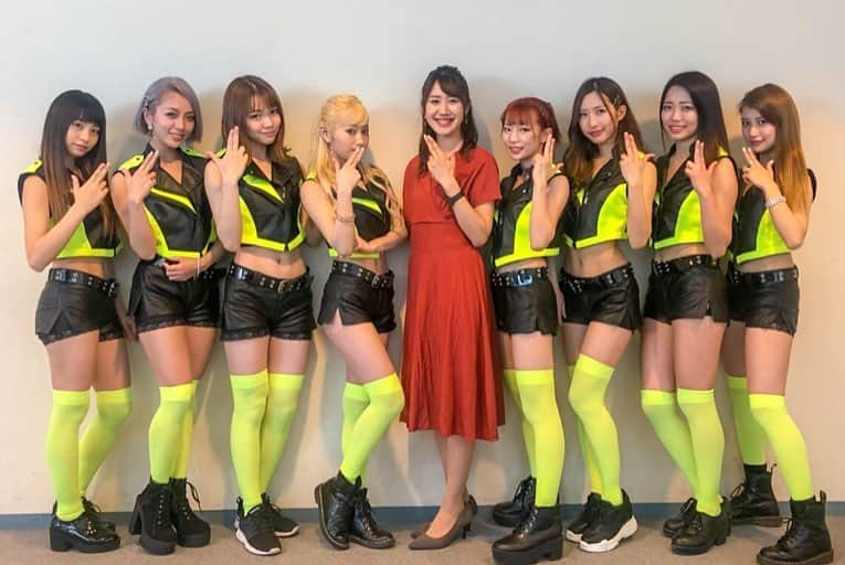 Yuri Sakuraiさんのインスタグラム写真 - (Yuri SakuraiInstagram)「: 先日、パシフィコ横浜で開催された 東京ストリートコレクション!! : 私達、MKメンバーにとっては、 本当に感動的な1日になりました!! : カフェを初めて今年9年目を迎えます。 キッチンカーで初めての大行列に みんなで感動しました👑 : 飲食の厳しさ、経営の厳しさ。 今思えばここに来るまで 本当に語りきれないくらい、 苦しい時期を過ごしてきました!! : 夢を持ってオープンさせたカフェも、 びっくりするくらいお客様が来なくて、 赤字が続き、1人のお客様に来てもらうことすら、 イメージがつかなく、日を重ねる毎に私たちは 自信を失い、仲間同士もギクシャク。 : 途中、意欲も失いかけてた時、 オーナー(@mk_kiku )は 私たちを信じてくれ、夢を見せてくれ、 カフェを潰さず経験とチャレンジする 場所を守り続けて来てくれ、 今のMK CAFEがあるのです。 : お店で満席にするまで6年くらいかかり、 行列なんて作ったことがなかった中で、 何とかしようと始めたのが、 生配信番組のMKTVでした!! : それが今から3年前。 最初は喋れないし、トークも続かない中、 ここへの可能性を信じたオーナーが、 一つ一つ繋がった大事なご縁や、 当時、今みたいにライブ配信が誰もが まだ出来なかった時に、 今みたいな時代が絶対にくる!!と言い続け、 機材を揃い始めて、毎日夜中まで機材の 使い方を勉強したり、トークを勉強してきました! : 最初は遊びとしか思われてなかった番組が、 だんだんとお仕事として、 ご依頼を頂けるようになったり、 会社の大きさで言うと、 自分たちとは比べ物にならないくらいの パイオニアさんや銀行さんから、 企業のプロモーションとしてお仕事が 出来るようになってきました。 : そして地方に呼んで頂けるようになったり、 ミリオンセラーのアーティストさんや、 プロのアスリートの方々にも 出ていただけるようになったり、 クラウドファンディングでも1000万円を 超えるようなプロジェクトを何度も形にしてきました!! : : ここにくるまで、 当時はどうにかお店を良くするために、 みんな自らがプライベートも削り、 何か変えよう!と一生懸命やればやるほど、 周りの方から言われるのが、 もっと休んだ方がいいよ。 もっと遊んだ方がいいよ。 このカフェばっかにいないで、 もっと外の世界見た方がいいよ。 etc.....かけられる言葉はそんな言葉ばかり。 : 当時は本当に悔しくて、悔しくて、 でも思い描いているものとは程遠くて。 : 私たちより遥かに悔しい思いをしていたのが、 菊池さん。 家族が大変な状況になり、 毎日のようにお店に遊びに来てくれていた、 菊池さんのお母さんは、 ガラガラな店内を毎日みるから、 どんなに言葉で大丈夫!!といっても、 不安にさせることしかなく、 経済、精神、体力と色んな苦しさを抱えながらも、 いつも笑顔で私たちに掛けてくれることば 「みんななら絶対できる!!」という言葉。 : 何度もその言葉でもう一度頑張ってみよう。 とみんなが前を向いて進んで来れました!! : そして今回本当に有名な方々が 出演される2万人もの方が集まる ビッグイベントに鶴田さんが 声をかけてくださったのです!! : 今、MK CAFEは、 ・鯖バーガーや鶏カツの飲食展開と、 ・菊池さんが立ち上げた 生配信番組、MKTV。 ・SNSを活用したプロモーションの ご依頼や公演。 をメインの柱として展開する中で、 一年ちょっと前からMKの活動を見てくれていた 鶴田さんが、今回はどこが欠けてもダメで、 MKチームみんなで、それぞれのポジションで 関われる状況を作りたい!!と、 : 飲食のキッチンカー出店と、 MKTVからの現地のリポート、 坪井さんの書道の個展ブースのご提案を 下さり、チャレンジさせて頂きました!! : 当時は悔しい思いばかりだったなーと 思いながら、この前のキッチンカーの 最後尾が見えないくらいの 大行列を見た時には本当に感動しました!! : まだまだ大変なことも実は沢山あるし、 オーナーを先頭に、 みんな笑顔で色んなことにチャレンジ する仲間の中で日々お仕事出来ることが、 本当に宝物!! : ひとつ大きな経験をさせて頂いたからこそ、 またここからステージアップできるように、 みんなで力を合わせて頑張ります✨ : いつも応援、本当にありがとうございます✨ : 今回、素敵な動画を作ってくれたのは、 クリエイターの  @kento00000 さん!! 忙しい中でクオリティ高く、 翌日に仕上げてくれ、本当に有難いです!! : #東京ストリートコレクション#ストコレ#tsc#ファッションショー#ライブ#パシフィコ横浜#イベント#出店#キッチンカー#鯖バーガー#鶏カツ#佐藤すみれ さん#コラボ#mktv#mkcafe#MC#インタビュー#個展#team#challenge」5月6日 18時06分 - yuri_sakuraiii