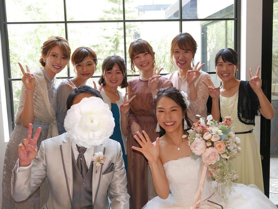 清水愛美さんのインスタグラム写真 - (清水愛美Instagram)「親友ちゃんの結婚式💐 本当りいならしい 結婚式だったなぁ😂 おもてなしの心が凄い🥺💓 * お互い家族のような絆が あって、一緒にいて落ち着くし、 尊敬出来て、一緒にいると高まる 親友😂💕美しいだけじゃなく、優しくて強いりいな。改めて素敵な女性だなと思いました！女性としてもまひろ君の母としても魅力的すぎる！本当おめでとう🥰 * 駿台メンバーとも会えて 同窓会みたいだった💐💕笑 みんなとも会えて嬉しかったぁー！ * スピーチはバッチリ上手くいきました😊笑 いっぱい練習したからね！笑笑 * #結婚式 #幸せ #親友の結婚式 #幸せのおすそ分け #代官山 #ピアス #harrywinston  #ドレス #frayid」5月6日 18時06分 - manami_s0902