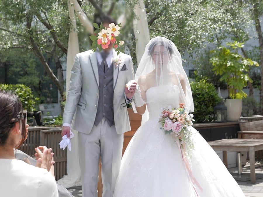 清水愛美さんのインスタグラム写真 - (清水愛美Instagram)「親友ちゃんの結婚式💐 本当りいならしい 結婚式だったなぁ😂 おもてなしの心が凄い🥺💓 * お互い家族のような絆が あって、一緒にいて落ち着くし、 尊敬出来て、一緒にいると高まる 親友😂💕美しいだけじゃなく、優しくて強いりいな。改めて素敵な女性だなと思いました！女性としてもまひろ君の母としても魅力的すぎる！本当おめでとう🥰 * 駿台メンバーとも会えて 同窓会みたいだった💐💕笑 みんなとも会えて嬉しかったぁー！ * スピーチはバッチリ上手くいきました😊笑 いっぱい練習したからね！笑笑 * #結婚式 #幸せ #親友の結婚式 #幸せのおすそ分け #代官山 #ピアス #harrywinston  #ドレス #frayid」5月6日 18時06分 - manami_s0902