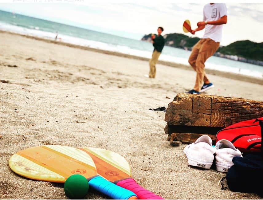 のインスタグラム：「beach day😎🏖 #beachsports #frescobol #onthebeach #sportsisfun #chillin #gw #goldentime  鎌倉っていいよね。」