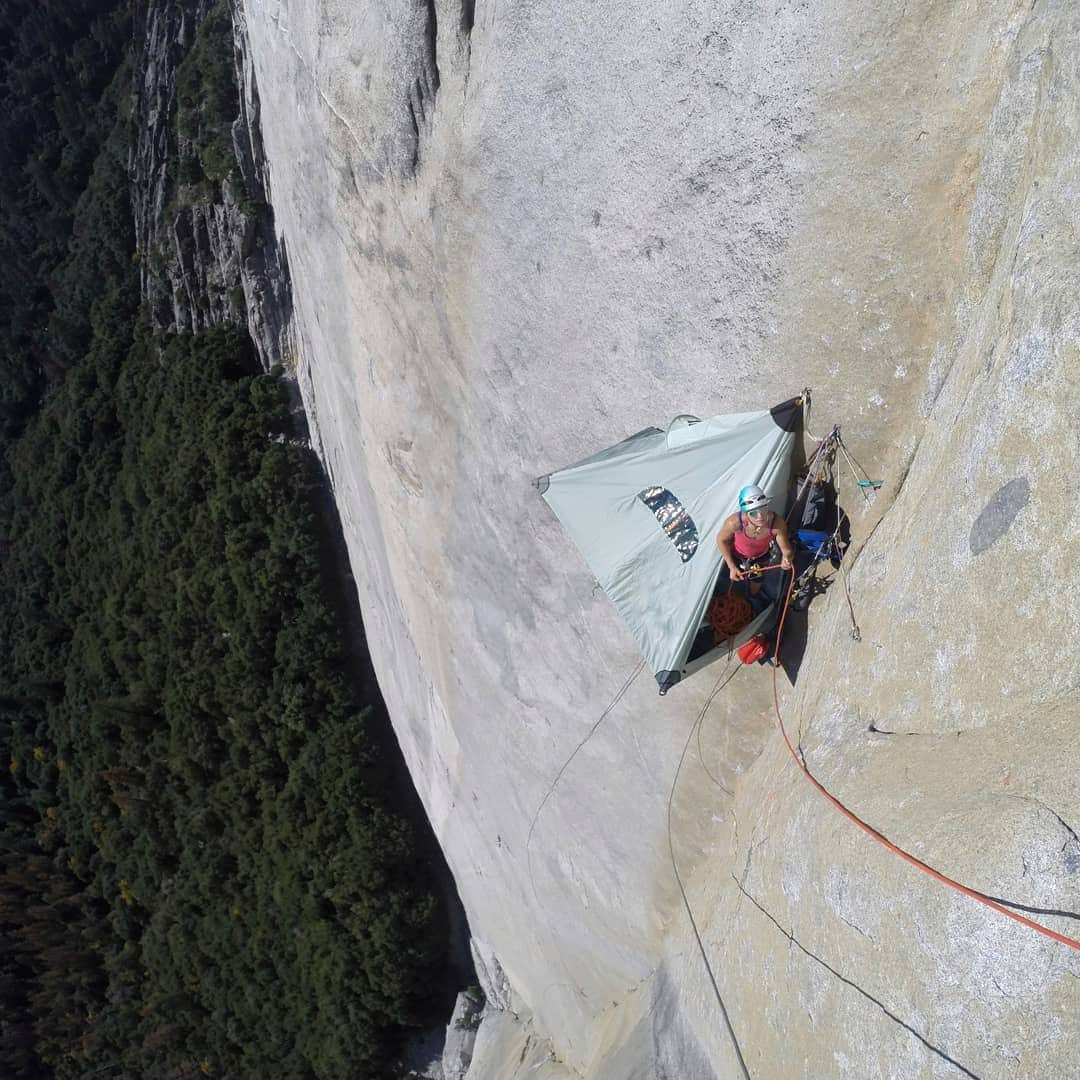 カタリーナ・ザーヴァインさんのインスタグラム写真 - (カタリーナ・ザーヴァインInstagram)「There's no better place to camp than on a wall ⛺🤩 . #helmetup #climbing #accesstheinaccessible #bigwall #yosemite #climbing_lovers  #weareoutthere #foryourmountain #camping」5月6日 23時48分 - katha_saurwein