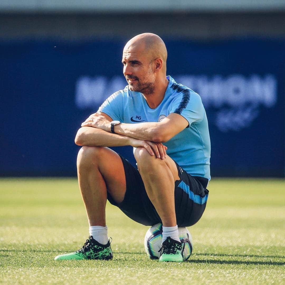 プレミアリーグさんのインスタグラム写真 - (プレミアリーグInstagram)「Football fans everywhere 👇 •  #regram #repost @mancity •  Anyone else just sat waiting for kick-off like 🤷‍♂️ #mancity #mcilei」5月6日 23時44分 - premierleague