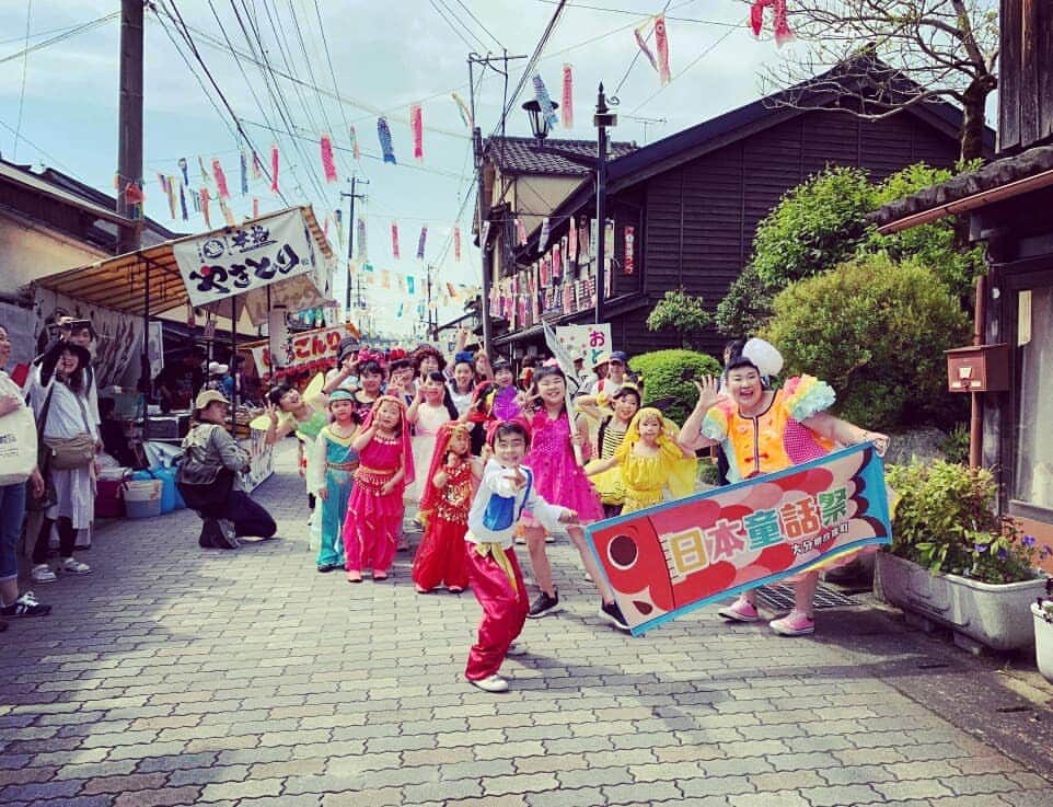 あべこさんのインスタグラム写真 - (あべこInstagram)「💕第70回日本童話祭の思い出💕  童話祭の朝はパレードからスタート✨  三島公園からスタートして、日本一小さな城下町、森の街並みを550人以上の参加者がパレード✨まぁ、華やか‼  そして、そのパレードの先頭をつとめさせていただきました🙇✨ 私も子供達も楽しすぎてこの笑顔(笑)  森の街並みもたくさんの旗が舞っててホントに綺麗でした‼  そしてたくさん声をかけていただきありがとうございました🙇💕 そして中津のゆるキャラ禅海くんと遭遇‼  #玖珠町 #日本童話祭 #パレード #森の街並み」5月6日 23時46分 - abekopan