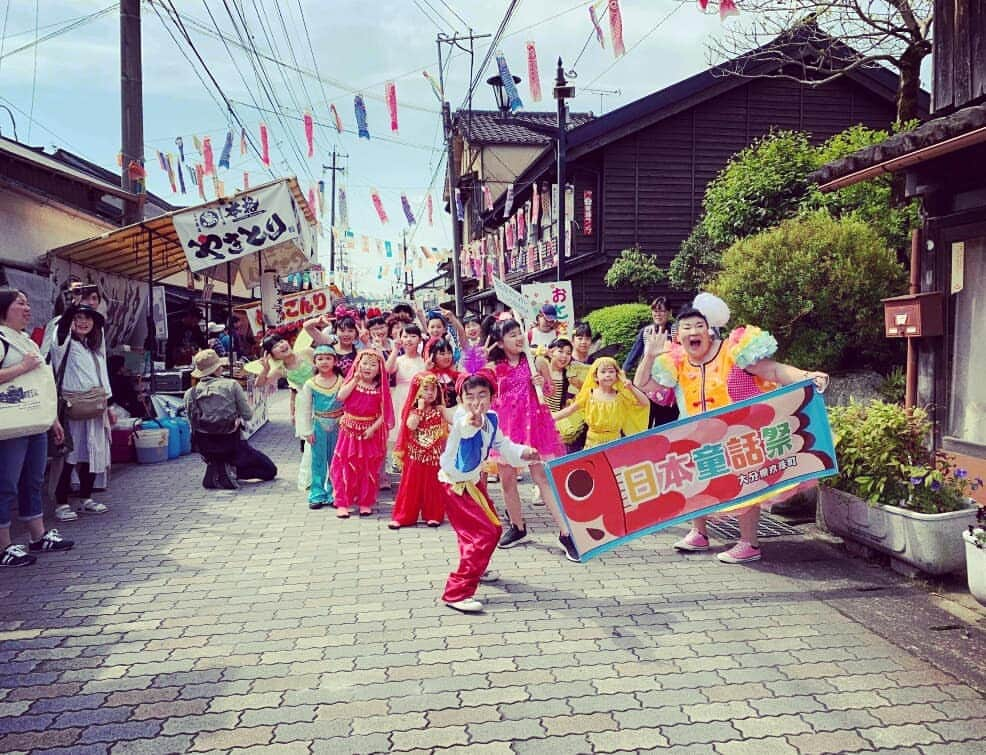 あべこさんのインスタグラム写真 - (あべこInstagram)「💕第70回日本童話祭の思い出💕  童話祭の朝はパレードからスタート✨  三島公園からスタートして、日本一小さな城下町、森の街並みを550人以上の参加者がパレード✨まぁ、華やか‼  そして、そのパレードの先頭をつとめさせていただきました🙇✨ 私も子供達も楽しすぎてこの笑顔(笑)  森の街並みもたくさんの旗が舞っててホントに綺麗でした‼  そしてたくさん声をかけていただきありがとうございました🙇💕 そして中津のゆるキャラ禅海くんと遭遇‼  #玖珠町 #日本童話祭 #パレード #森の街並み」5月6日 23時46分 - abekopan