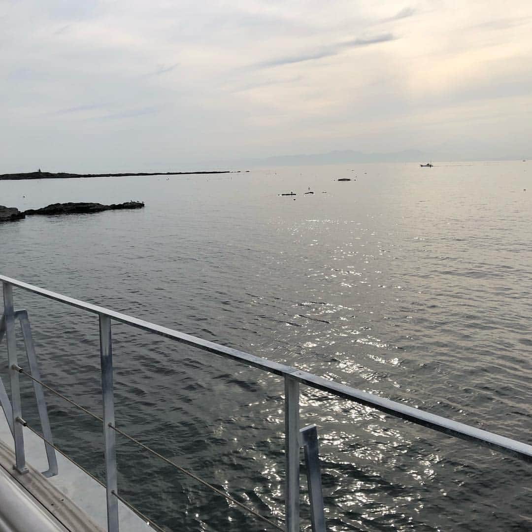 山下莉奈さんのインスタグラム写真 - (山下莉奈Instagram)「夕陽が落ちる前と後のどちらも優しい海。なんでこんなに癒されるんだ💕海ってずっと眺めていられる✨  このGW、佐島でのホームパーティに遊びに行かせて貰った時の写真です✨ 楽しかったな⛵️ #佐島マリーナ #佐島 #ホームパーティ」5月6日 23時46分 - rinayamashita
