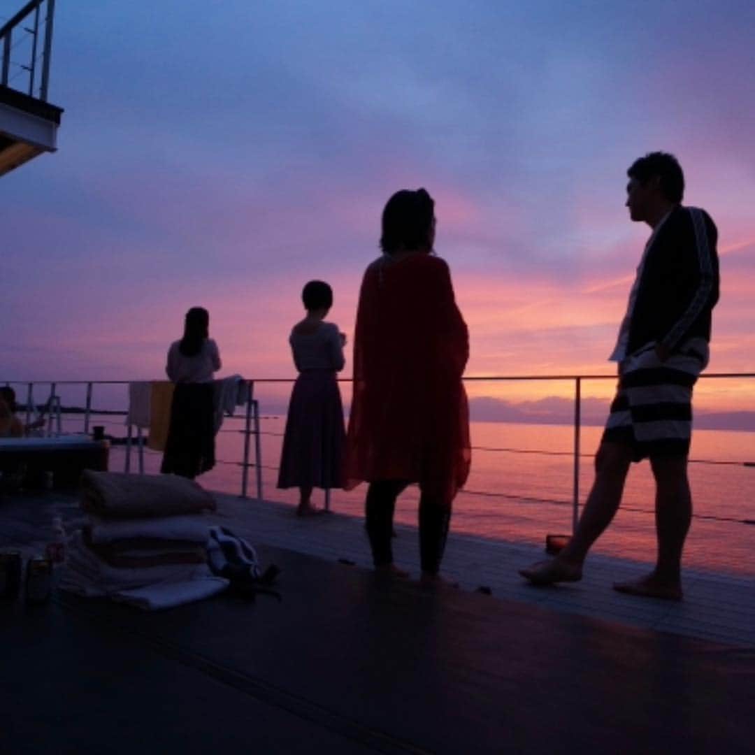 山下莉奈さんのインスタグラム写真 - (山下莉奈Instagram)「夕陽が落ちる前と後のどちらも優しい海。なんでこんなに癒されるんだ💕海ってずっと眺めていられる✨  このGW、佐島でのホームパーティに遊びに行かせて貰った時の写真です✨ 楽しかったな⛵️ #佐島マリーナ #佐島 #ホームパーティ」5月6日 23時46分 - rinayamashita