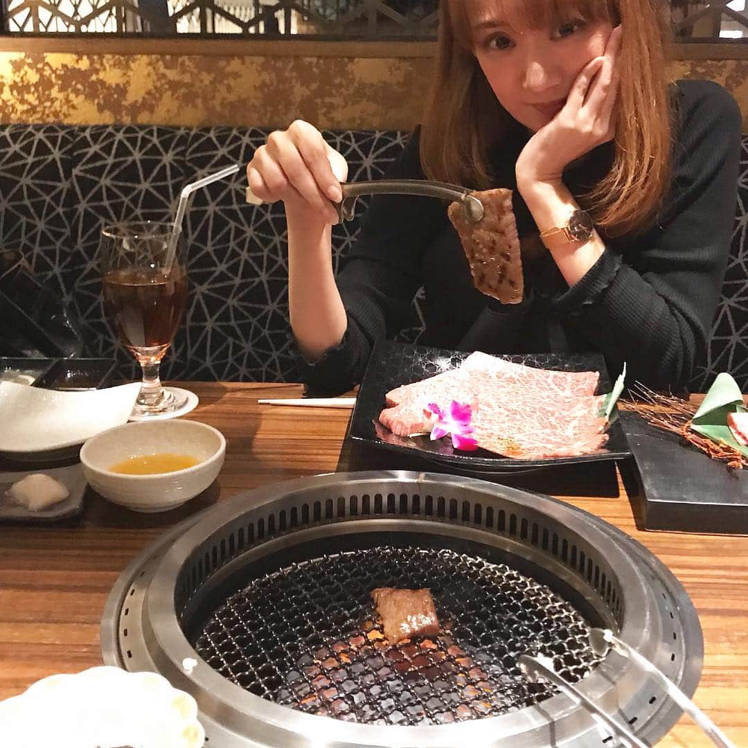 michikoさんのインスタグラム写真 - (michikoInstagram)「続東京女子旅 ＊ ＊ GW前半にお友達と行った東京🗼 夕食はプチ贅沢に焼肉へ✨✨ ＊ 2019年4月1日銀座にオープンしたばかりの『千利』 とにかくお肉が最高の一言！ 最高級のA5黒毛和牛を贅沢に焼肉で食べられるなんて肉好きの私にはたまりませんでした。 ¥8000のコースを頂きましたが、銀座でこの肉と量に驚きです！！ 前菜からデザートまで全て美味しくて、お腹いっぱい😆 とても幸せな時間でした。 ＊ お店もシンプルでオシャレだし、記念日や女子会にもぴったりだと思います。 ぜひあのお肉を食べて欲しい✨✨ ＊ ストーリーにも載せたので一度サイトチェックだけでもしてみて下さい🥩 ＊ ＊ ＊ #焼肉千利 #千利 #銀座 #高級焼肉 #最高級のa5黒毛和牛 #ニューオープン #銀座グルメ #銀座ディナー #女子会 #女子会ディナー #東京グルメ #東京旅行 #プチ贅沢 #肉食系女子 #ginza #tokyo #japanfood #instafood」5月6日 18時22分 - miccie3030
