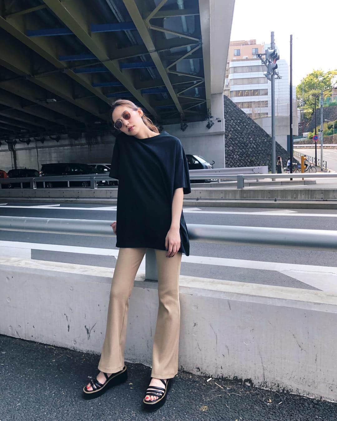 Shiho Sasakiのインスタグラム：「ゆるっとTシャツにフレアパンツ👖 大好きな黄金シルエット✨ すごい使えるカプセルコレクションの無地Tはもう一色買おうか悩み中💭 #MOUSSY#MOUSSYSNAP」